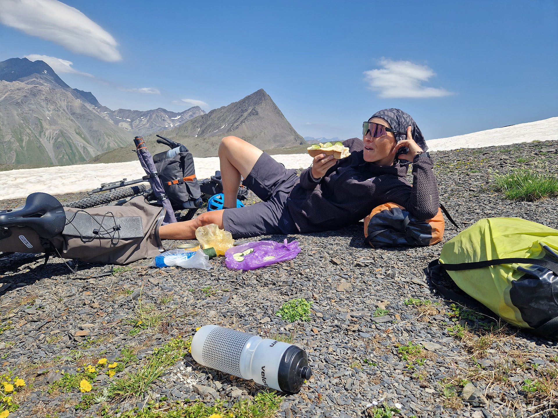Georgien – Snack am Chaukhi Pass auf 3.338 m