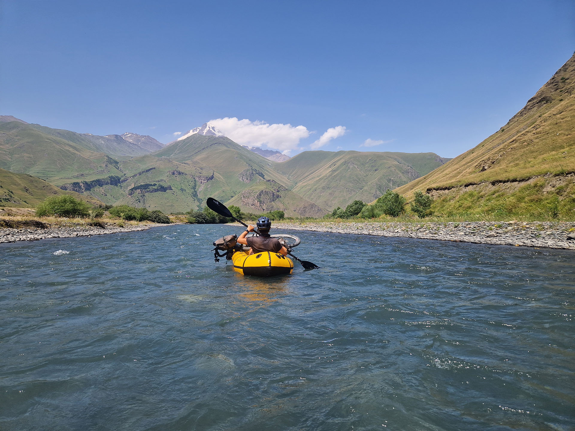 Georgien – Bikeraften mit Blick auf Kasbek