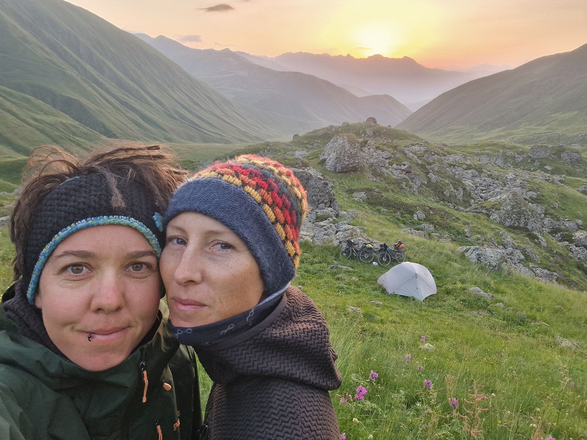 Tanja und Johanna – Roaming Pedals – Kaukasus von Küste zu Küste