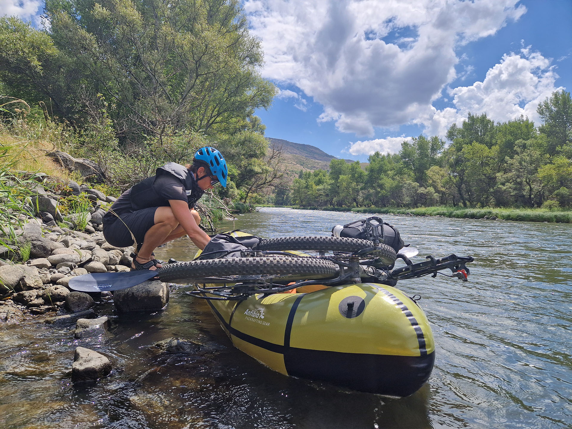 Bikeraften auf der Kura (Mtkvari) – dem größten Fluss im Kaukasus.
