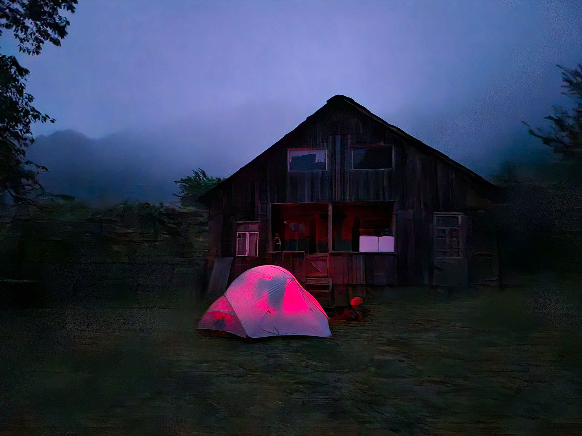 Campspot vor einem verlassenen Hexenhaus.