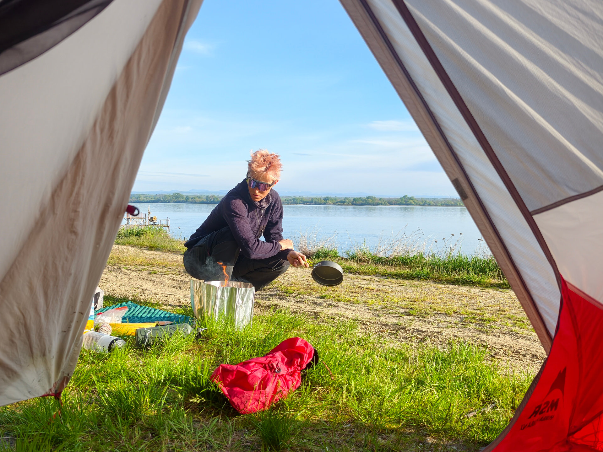 Frühstück am Wasser. Das Fauchen des Primus OmniFuel ist Musik in unseren Ohren!