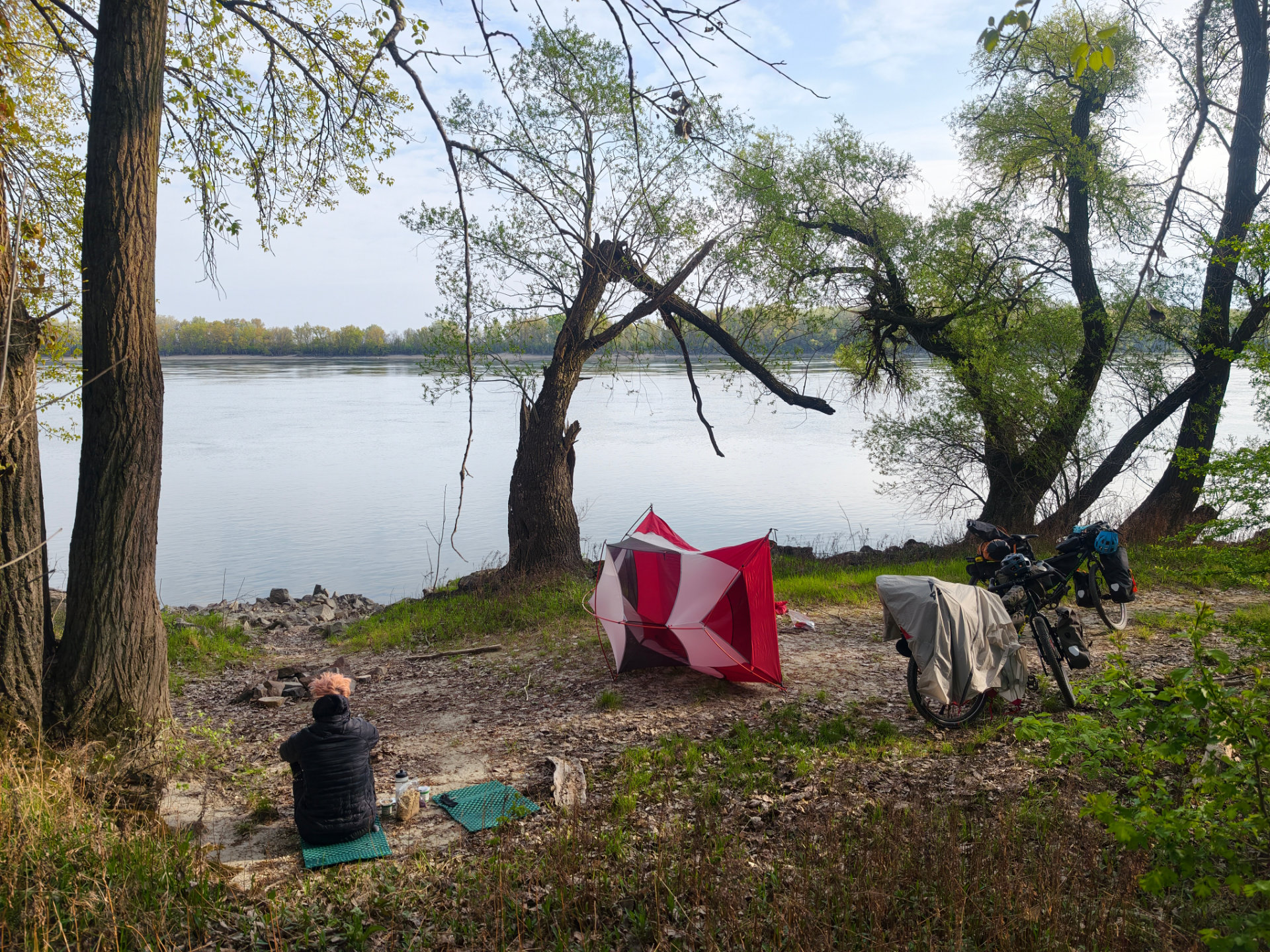 Erstklassige Campspots an der Donau: kalte Nächte, warme Tage.