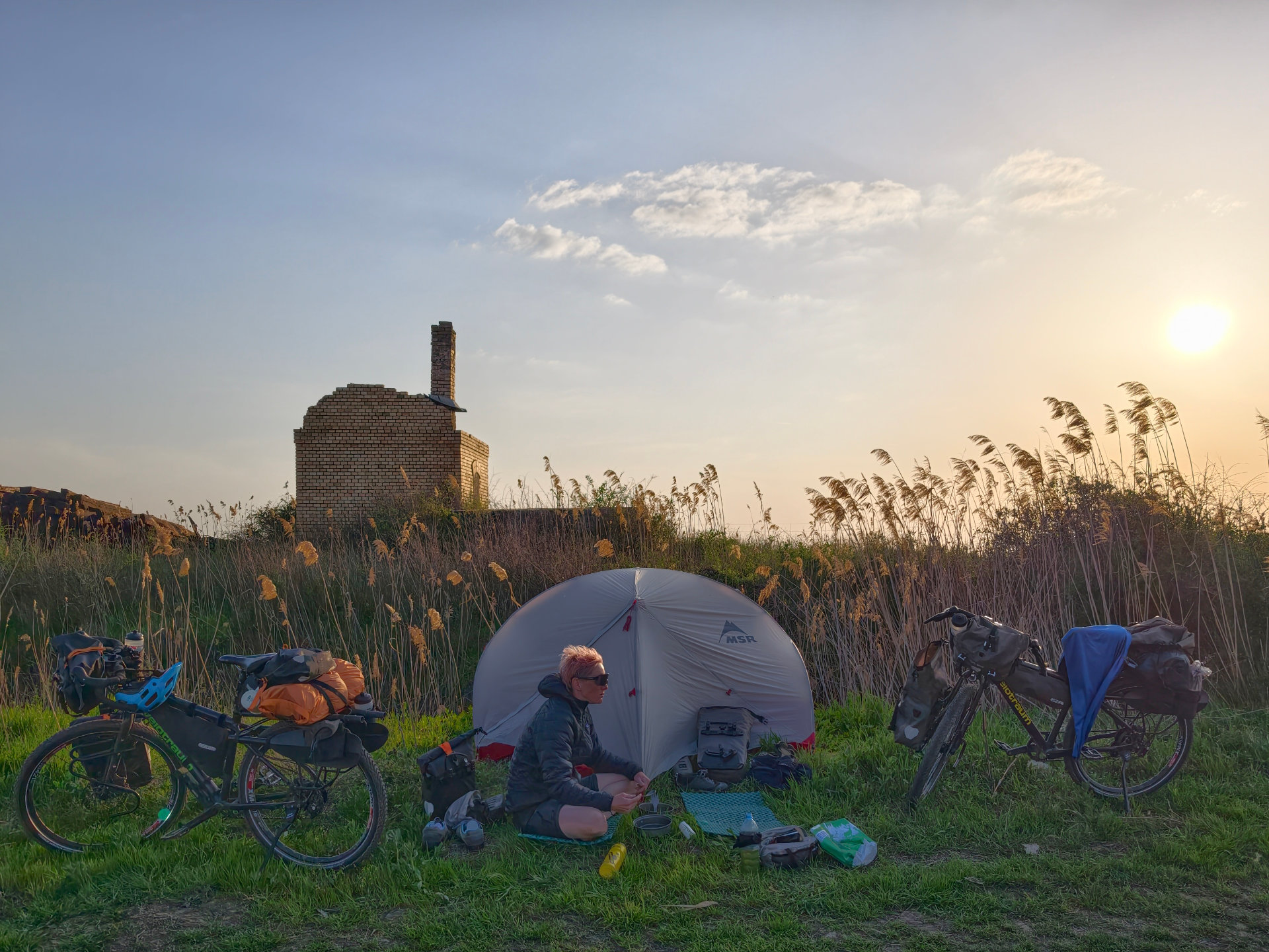 Campen zwischen Bahngleisen und Feldern am Iron Curtain Trail (Eurovelo 13).
