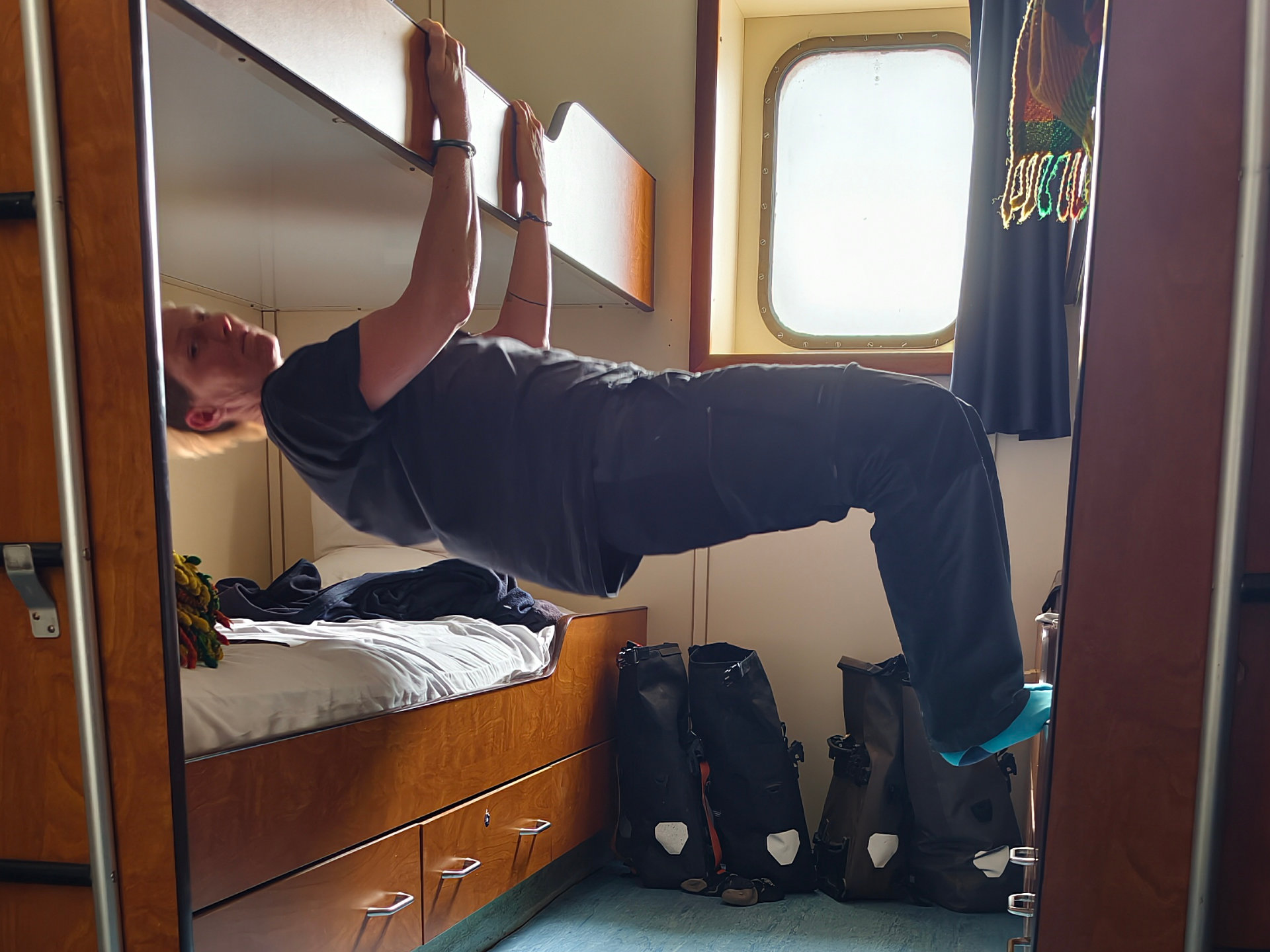 Was Fahrradreisende auf einer dreitägigen Fährüberfahrt (eine Zwangspause) machen können: Bouldern, ganz klar!