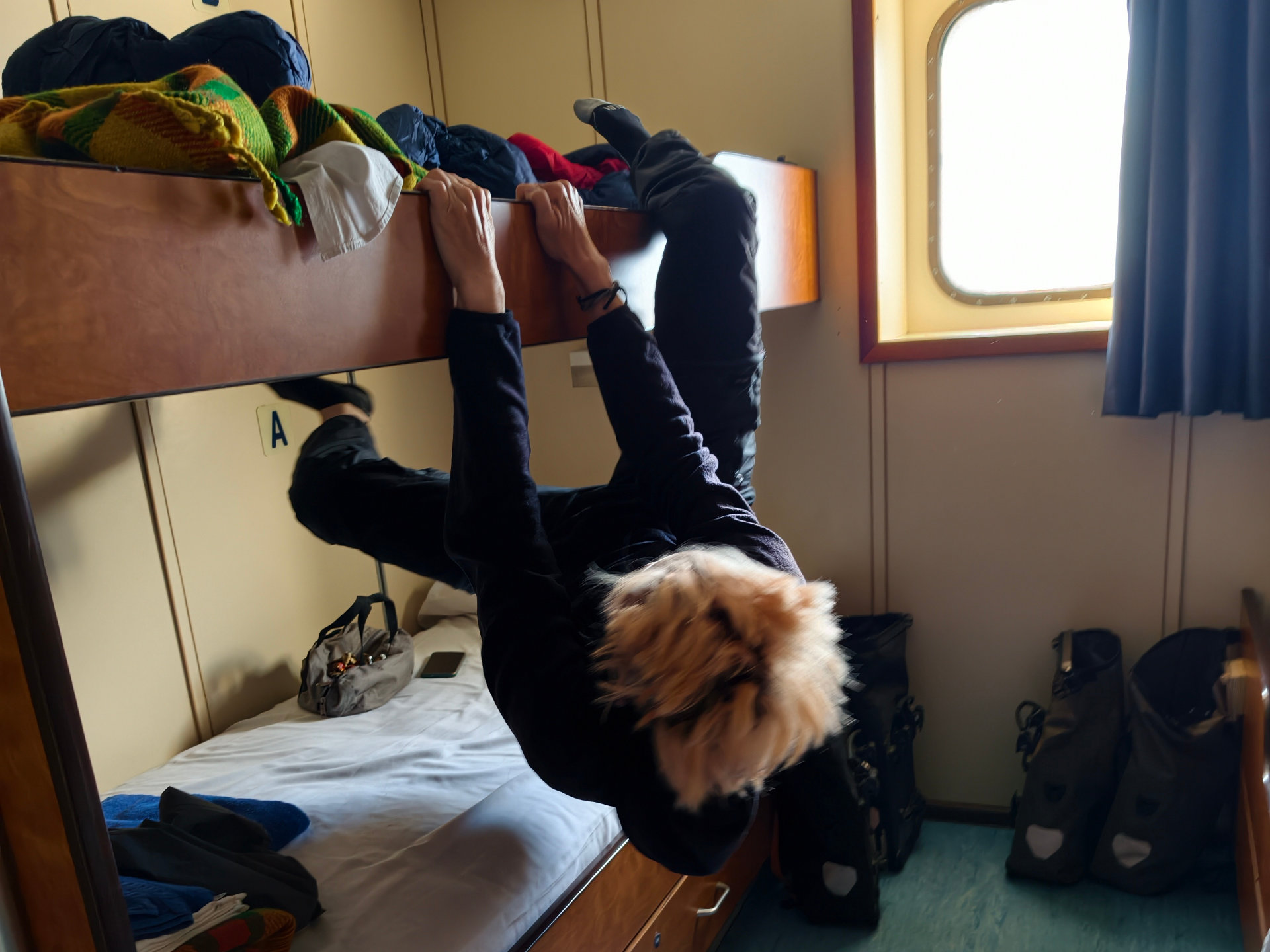 Was Fahrradreisende auf einer dreitägigen Fährüberfahrt (eine Zwangspause) machen können: Bouldern, ganz klar!
