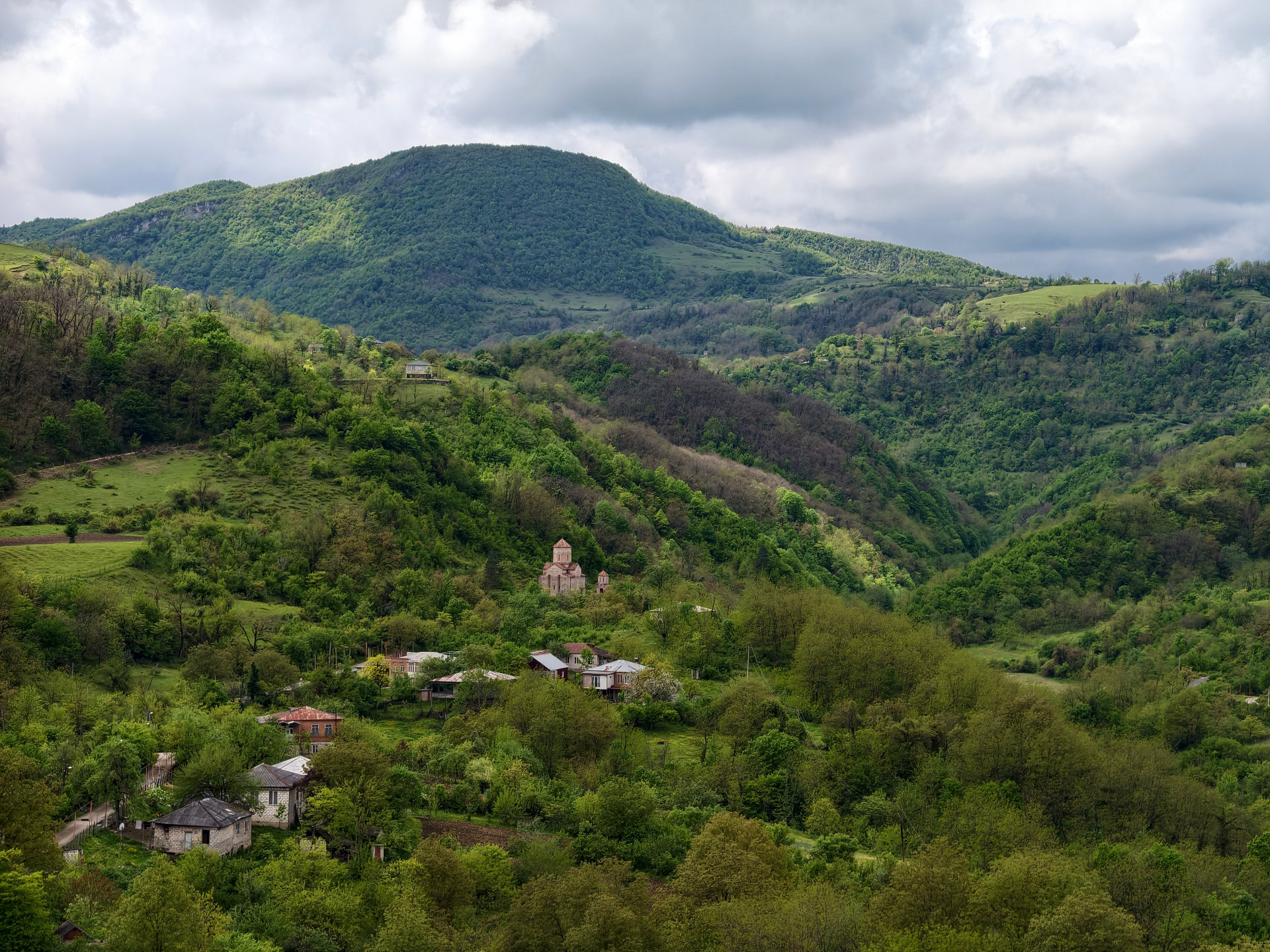 Georgien empfängt uns mit saftig grünen Landschaften und feinen Ausblicken.
