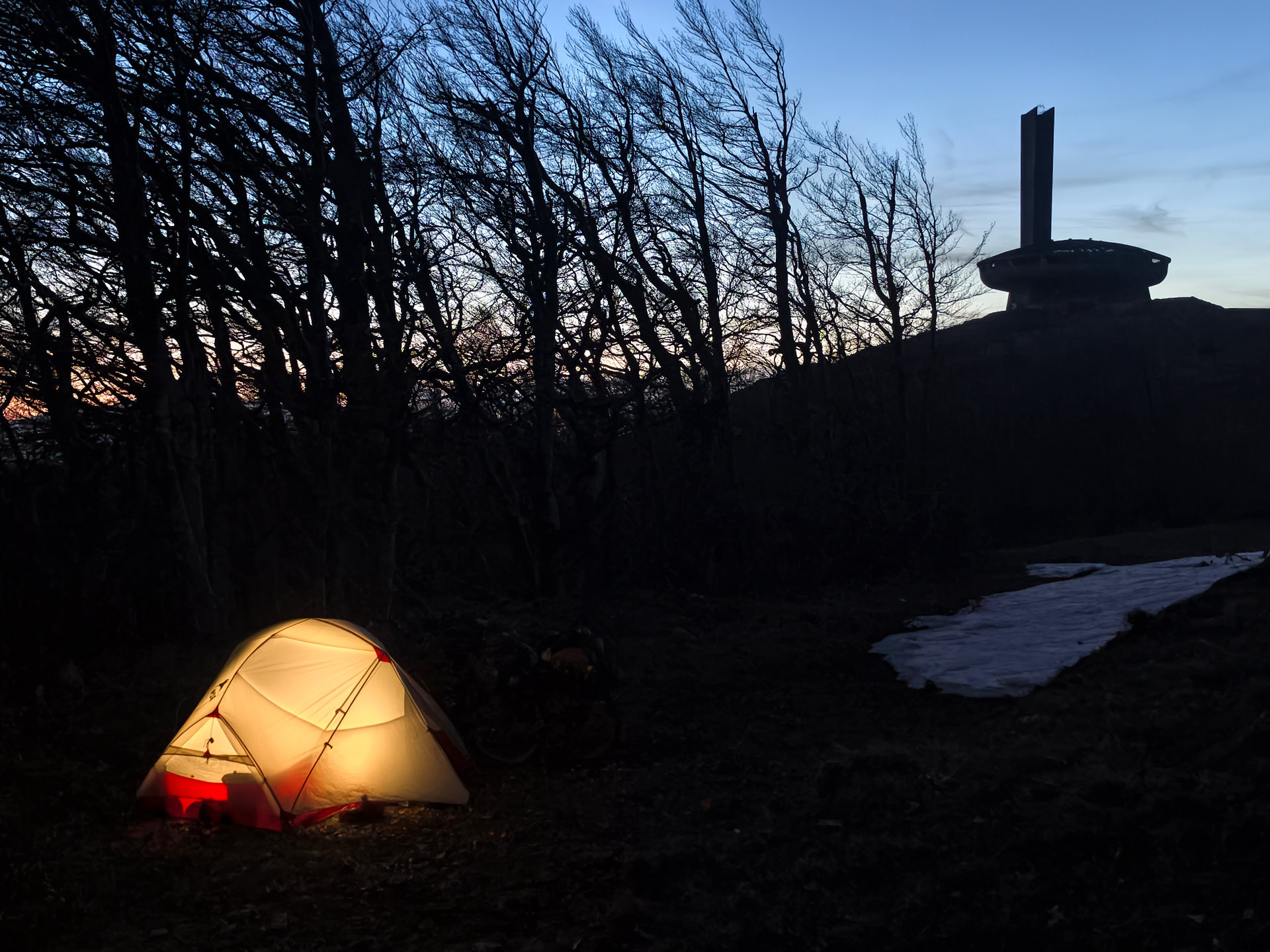 Camping auf einer Fahrradreise kann so unterschiedlich sein: Surreal