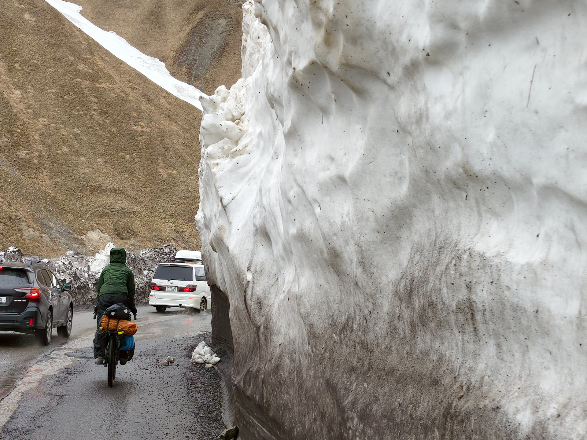 Wir fahren entlang meterhoher Schneewände und durch Tunnel, die diesen Gebirgspass zwischen Georgien und Russland sogar im Hochwinter befahrbar machen.