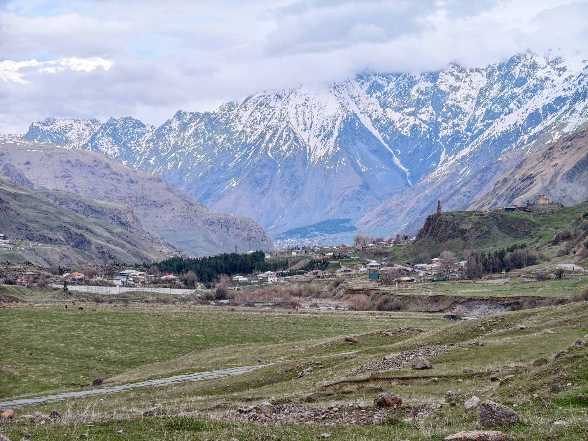 Der Blick auf Stepanzminda, unsere letzte Stadt auf georgischer Seite. Von hier aus geht es etwa 1.000 Meter bergab bis ins russische Wladikawkas.