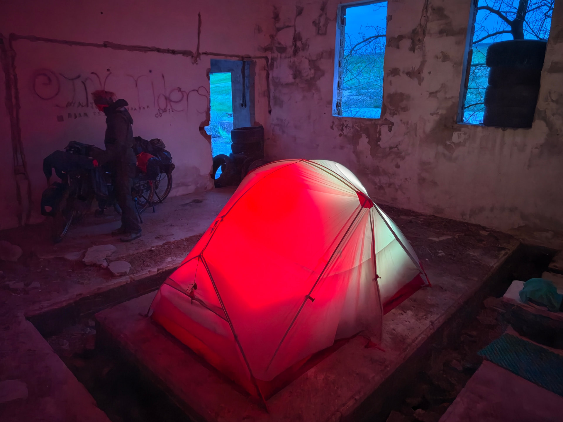 Camping auf einer Fahrradreise kann so unterschiedlich sein: Hauptsache trocken