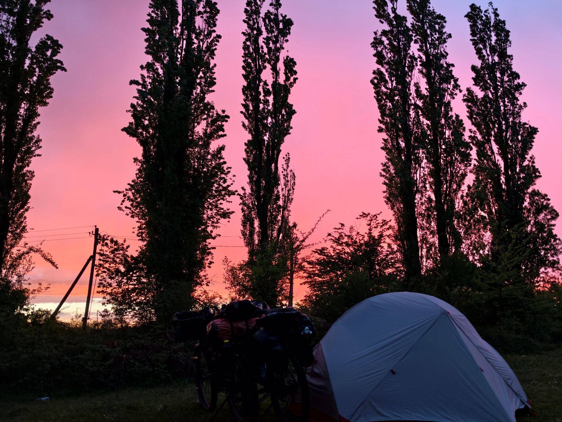 Camping auf einer Fahrradreise kann so unterschiedlich sein: Magisch