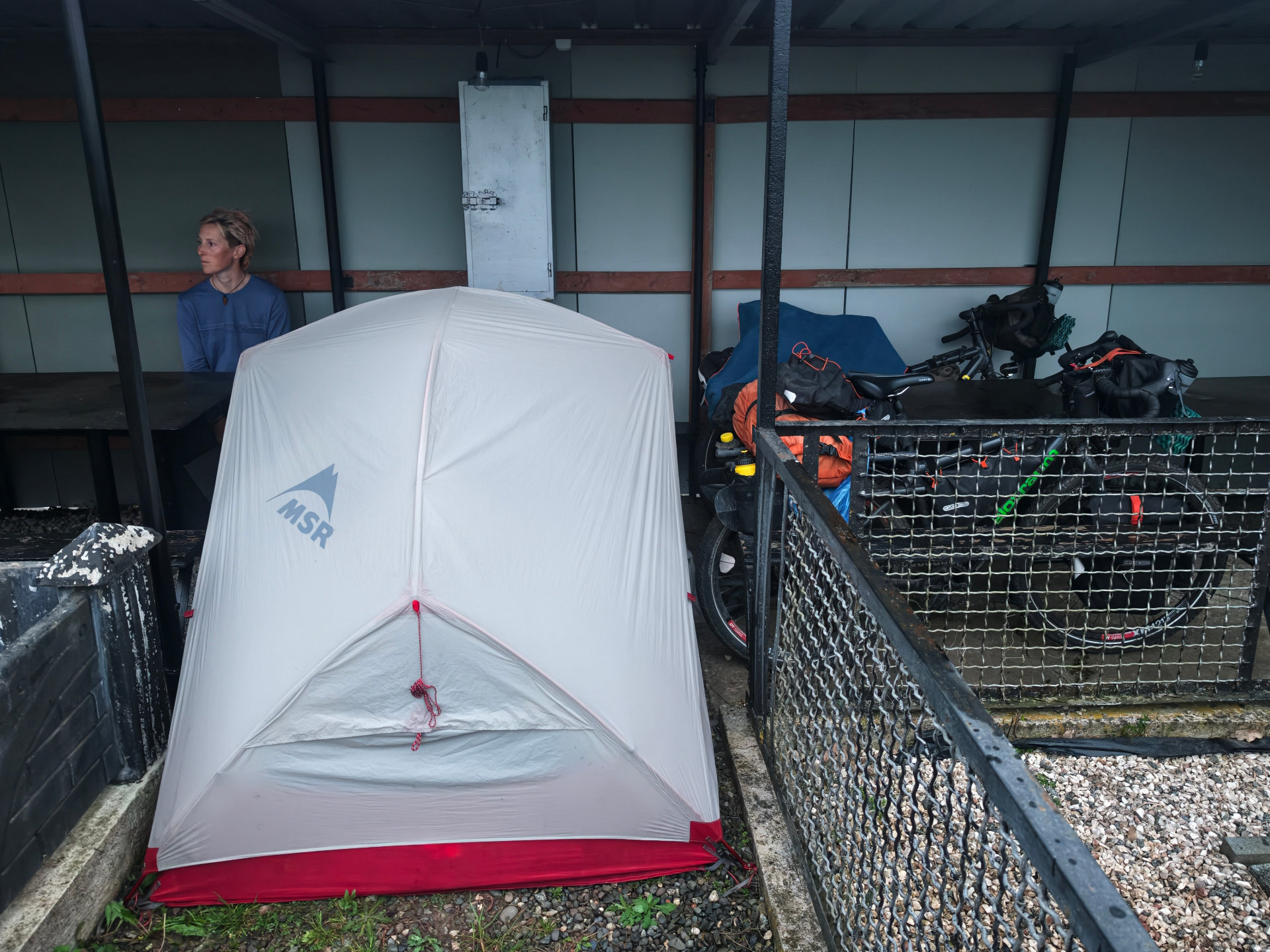 Camping auf einer Fahrradreise kann so unterschiedlich sein: Gespenstisch