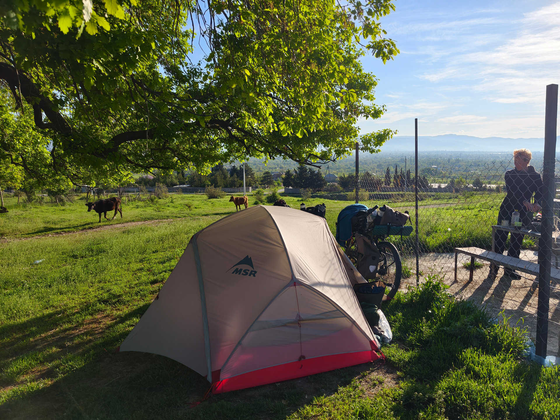 Camping auf einer Fahrradreise kann so unterschiedlich sein: Idyllisch