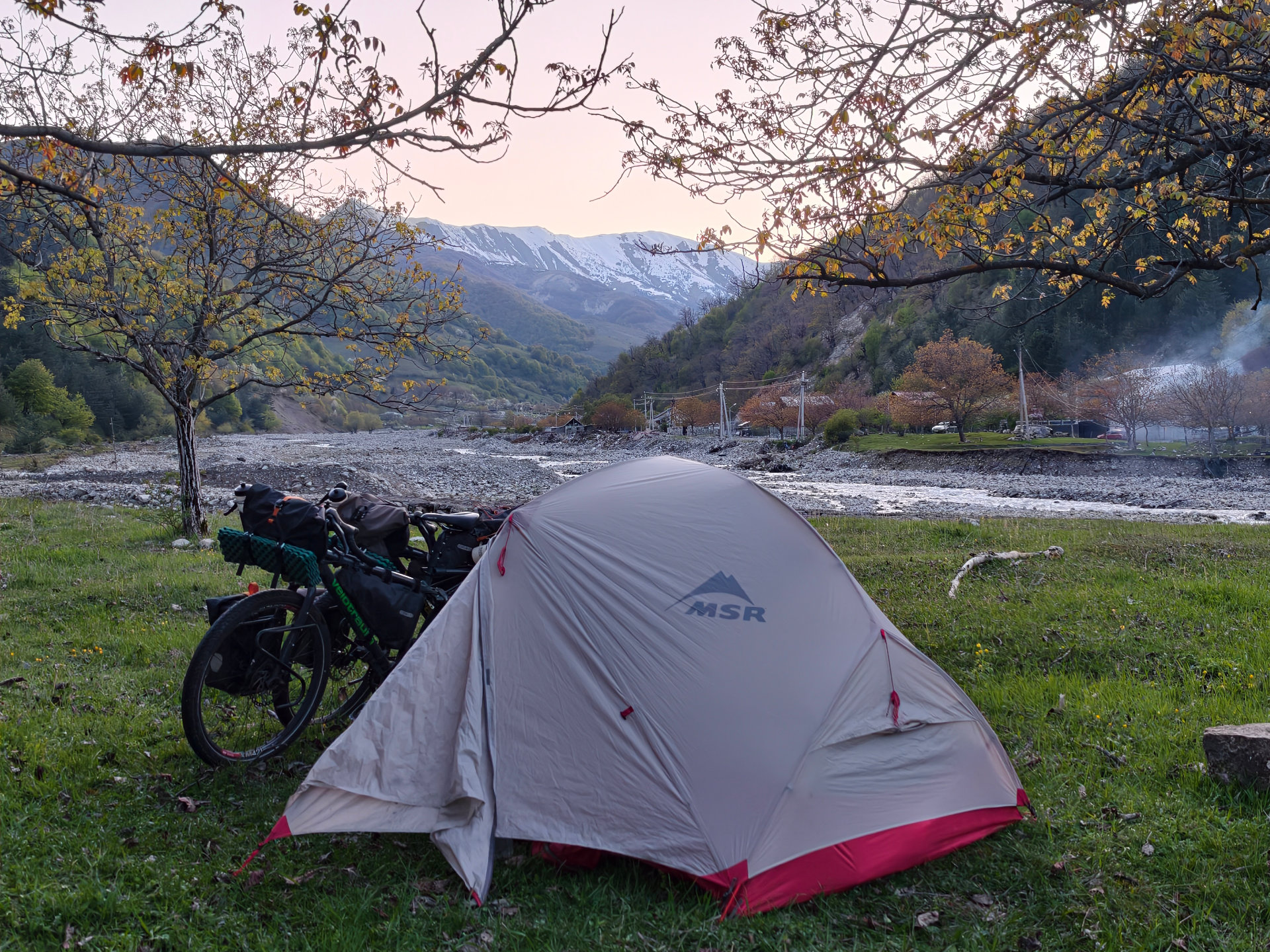 Camping auf einer Fahrradreise kann so unterschiedlich sein: Malerisch