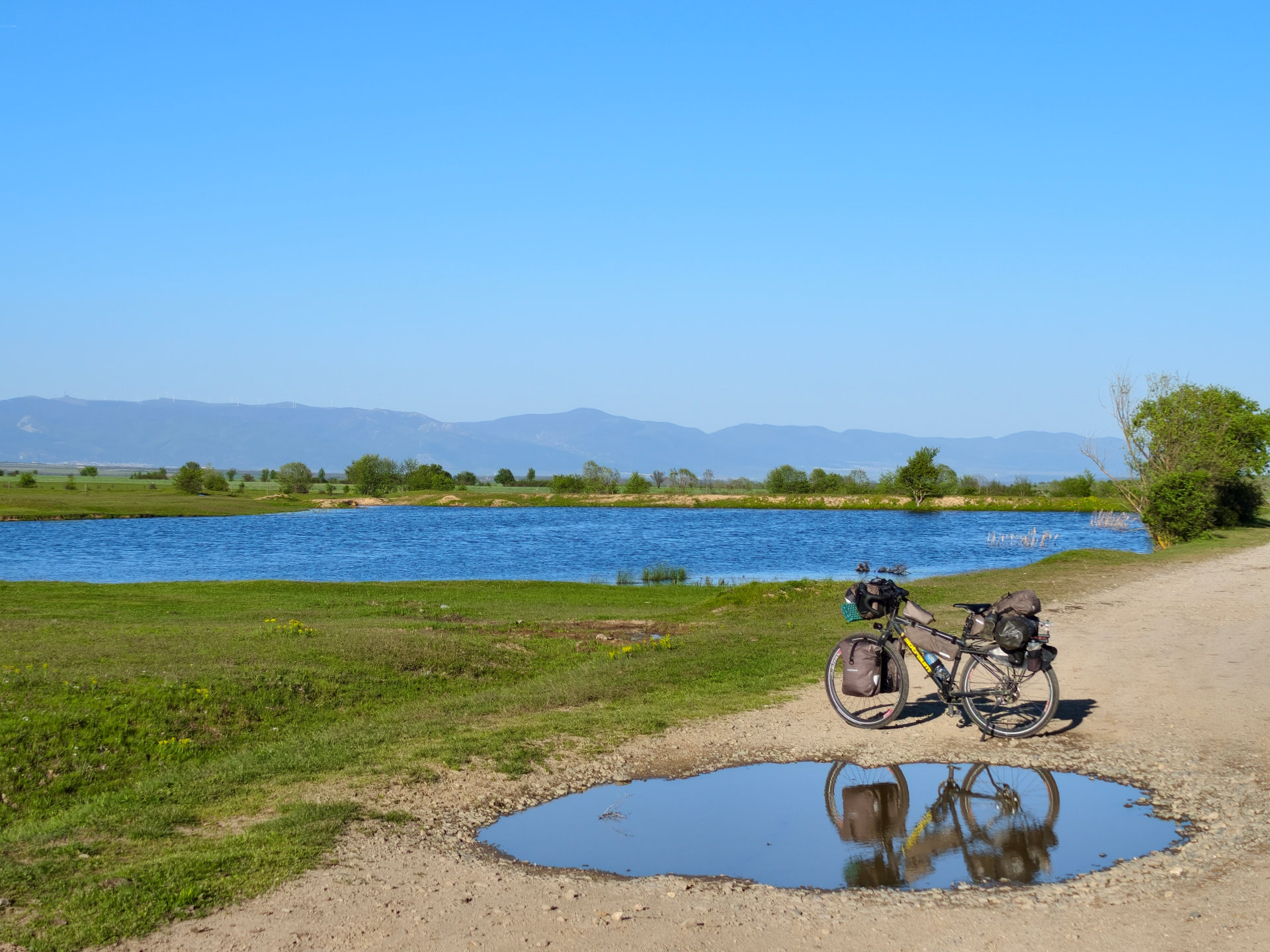 Klarer Himmel und klares Wasser an warmen Apriltagen in Bulgarien sind meist gefolgt von kühlen Nächten und gemütlichen Morgen.