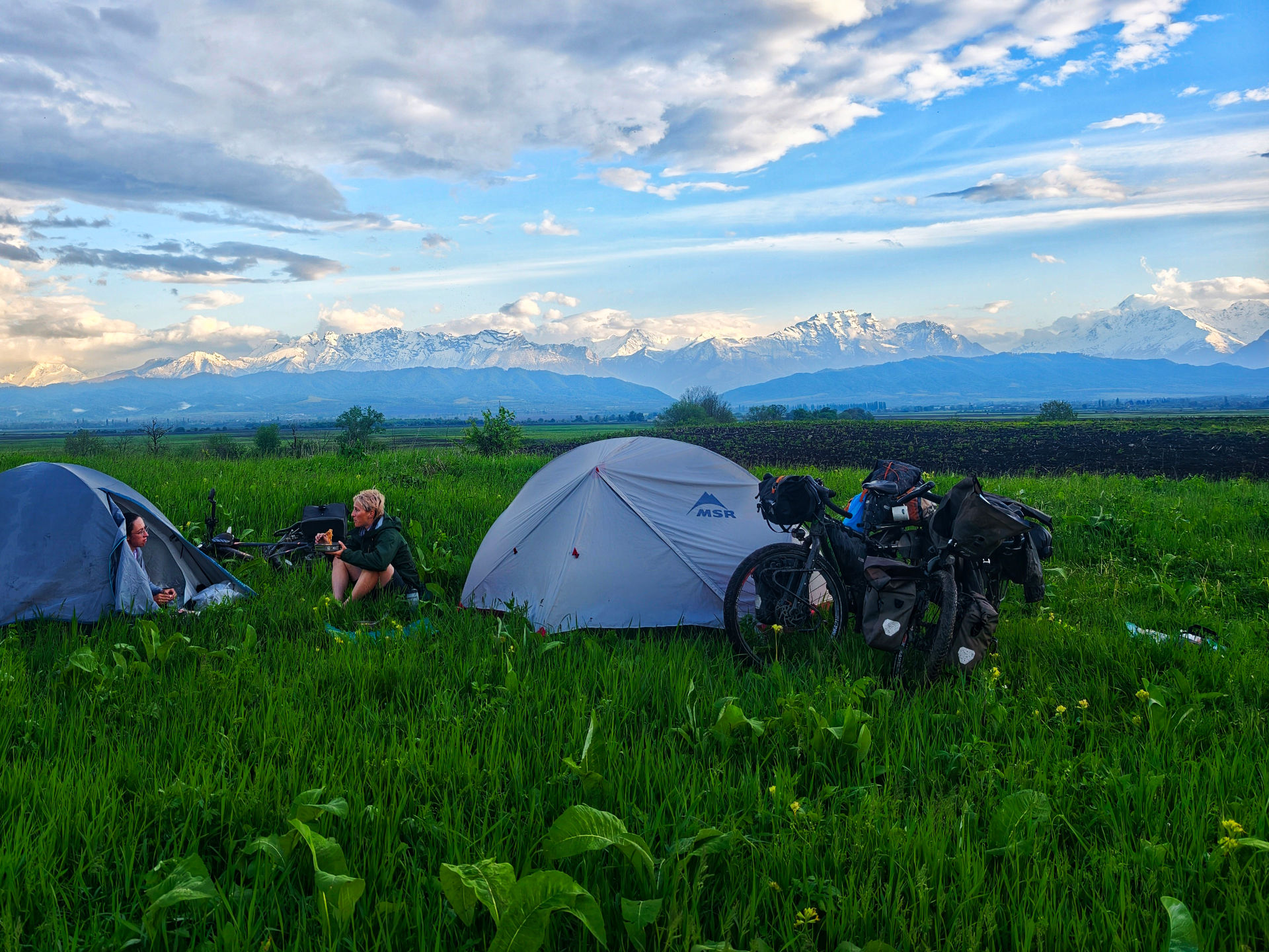 Der erste Campspot in Russland mit Blick auf den Großen Kaukasus.