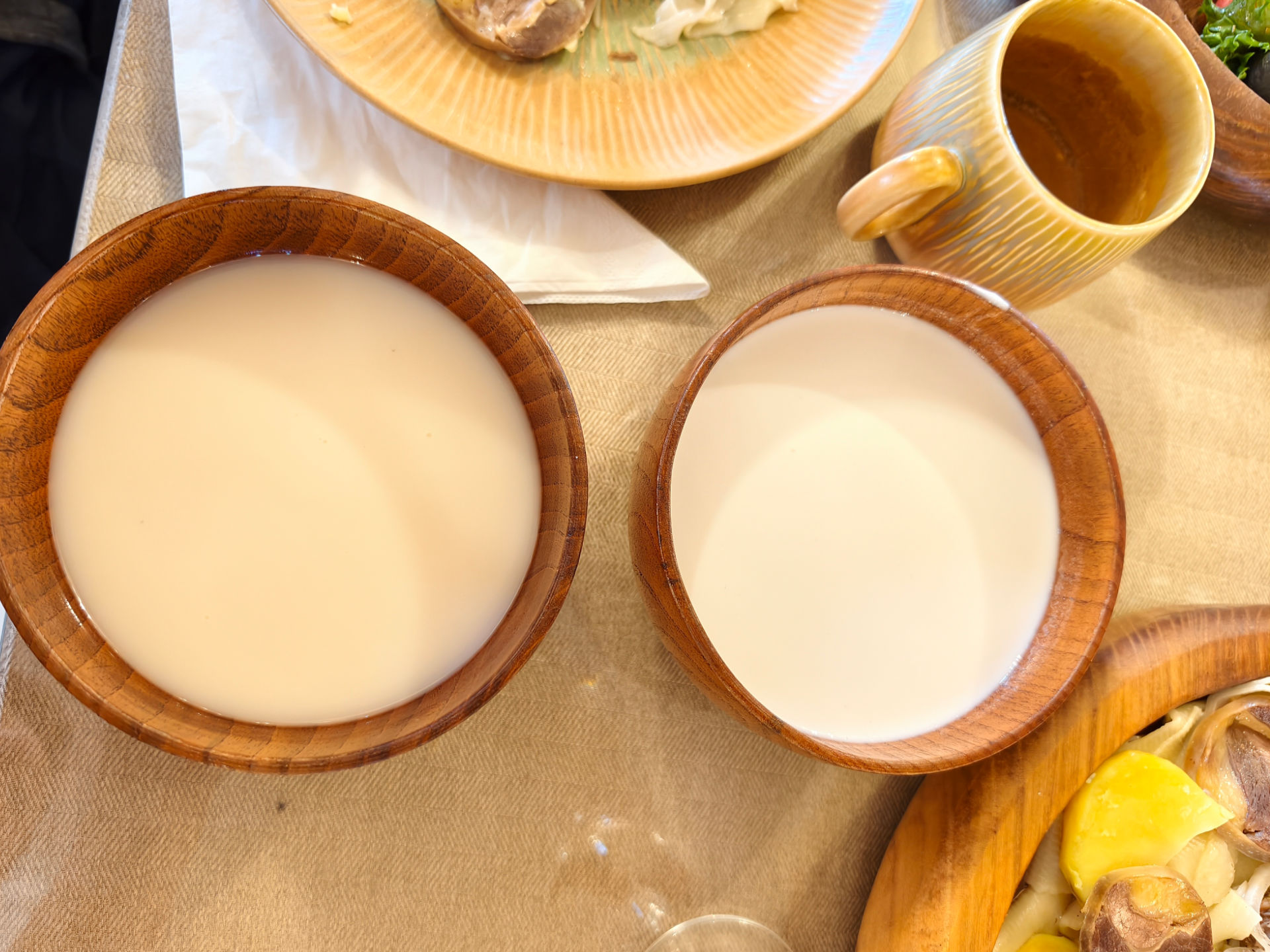 Stuten- und Kamelmilch gehören zu einem vollwertigen kasachischen Essen.