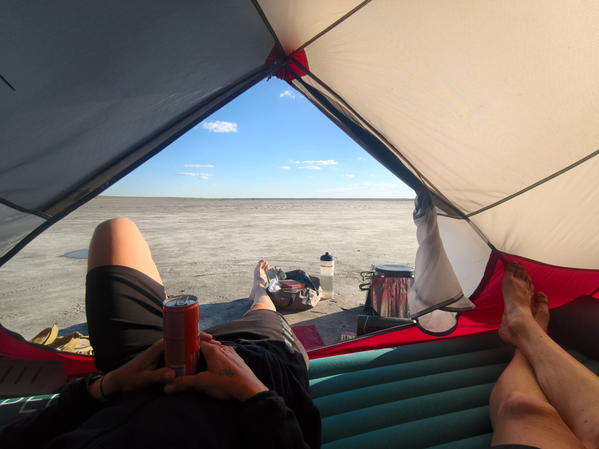 Campen am Salzsee - heutiger Ausblick aus dem Zelt.