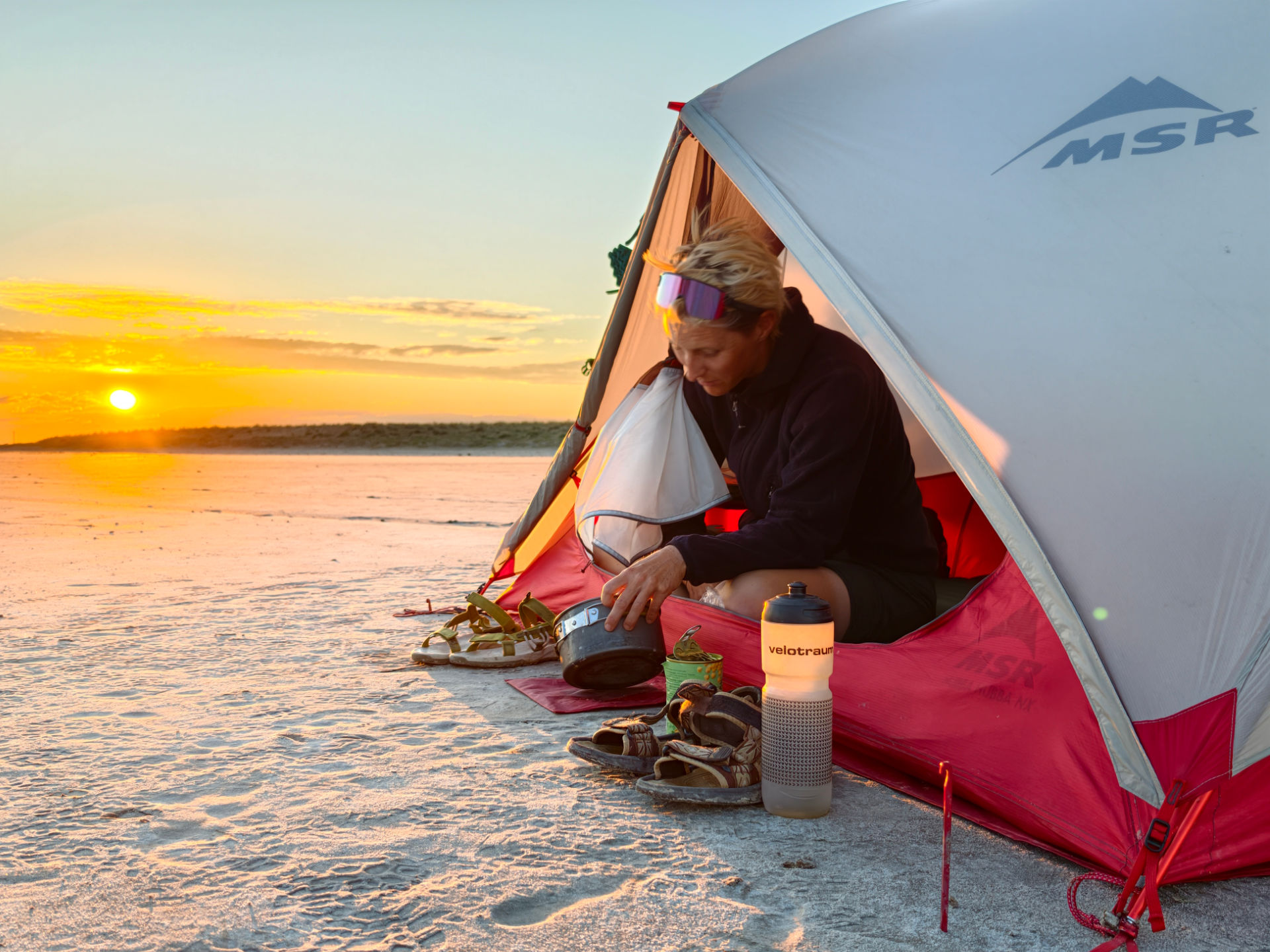 Camping am Salzsee: Das MSR Hubba Hubba gibts mit weißer oder grüner Außenhaut – heute somit Camouflage!