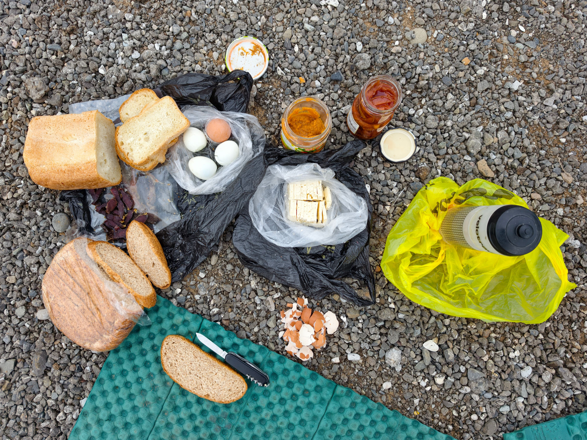 Heute wurde uns erstmals das Frühstück ans Zelt geliefert.