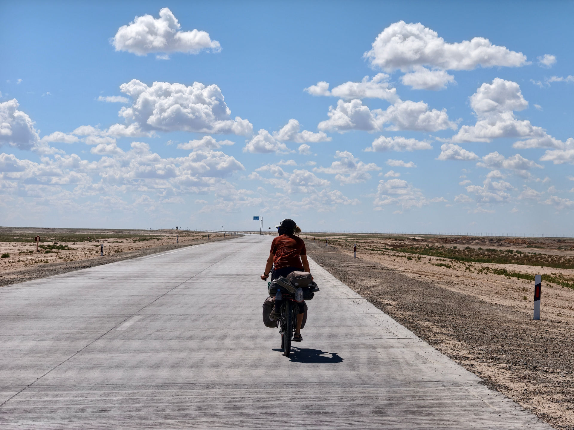 Usbekistan empfängt uns mit feinsten Betonplatten, die schnurgerade durch die Wüste gelegt wurden.