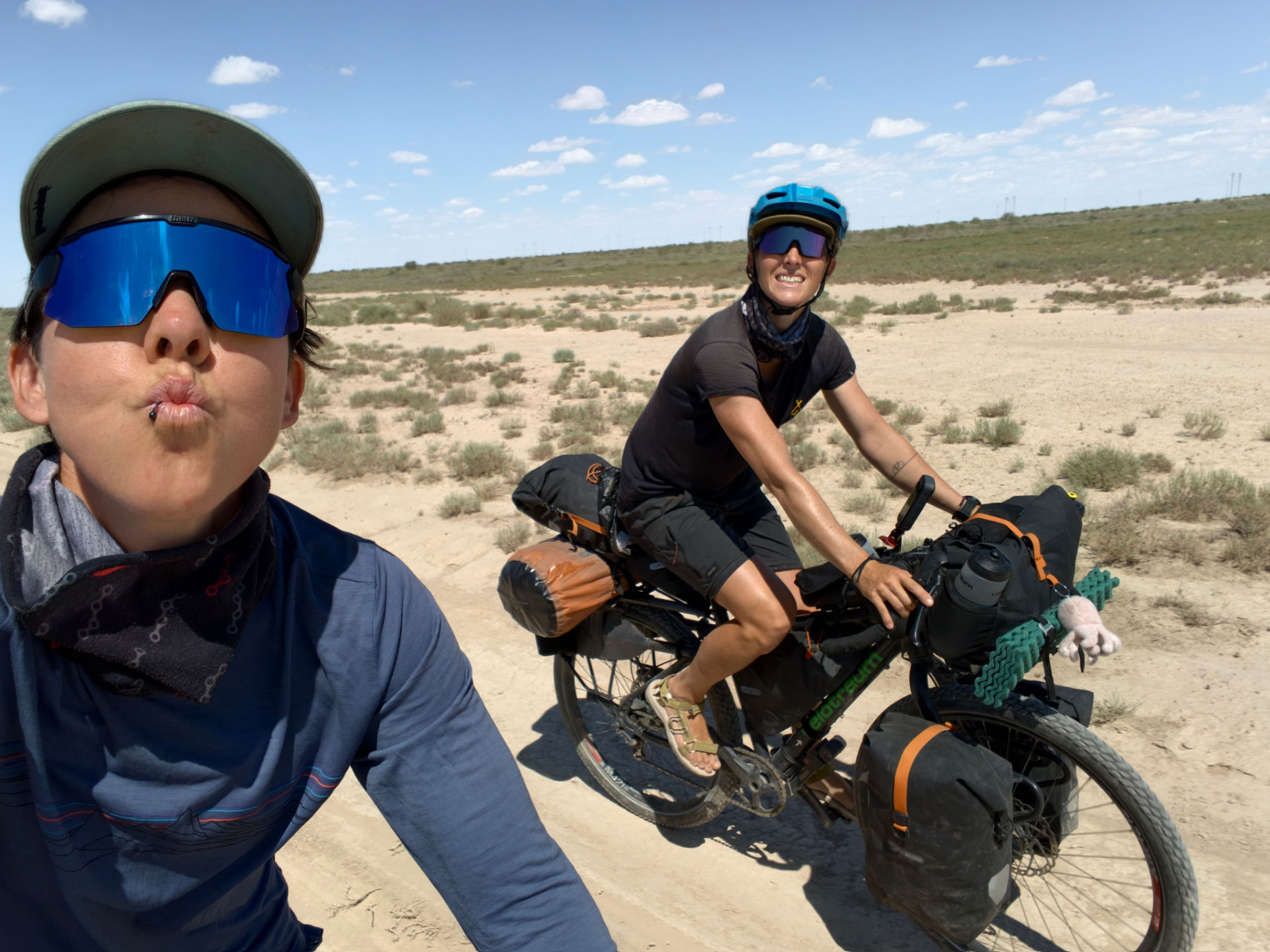 Happily going off-road – auf der Suche nach dem letzten Lackerl des Aralsees.