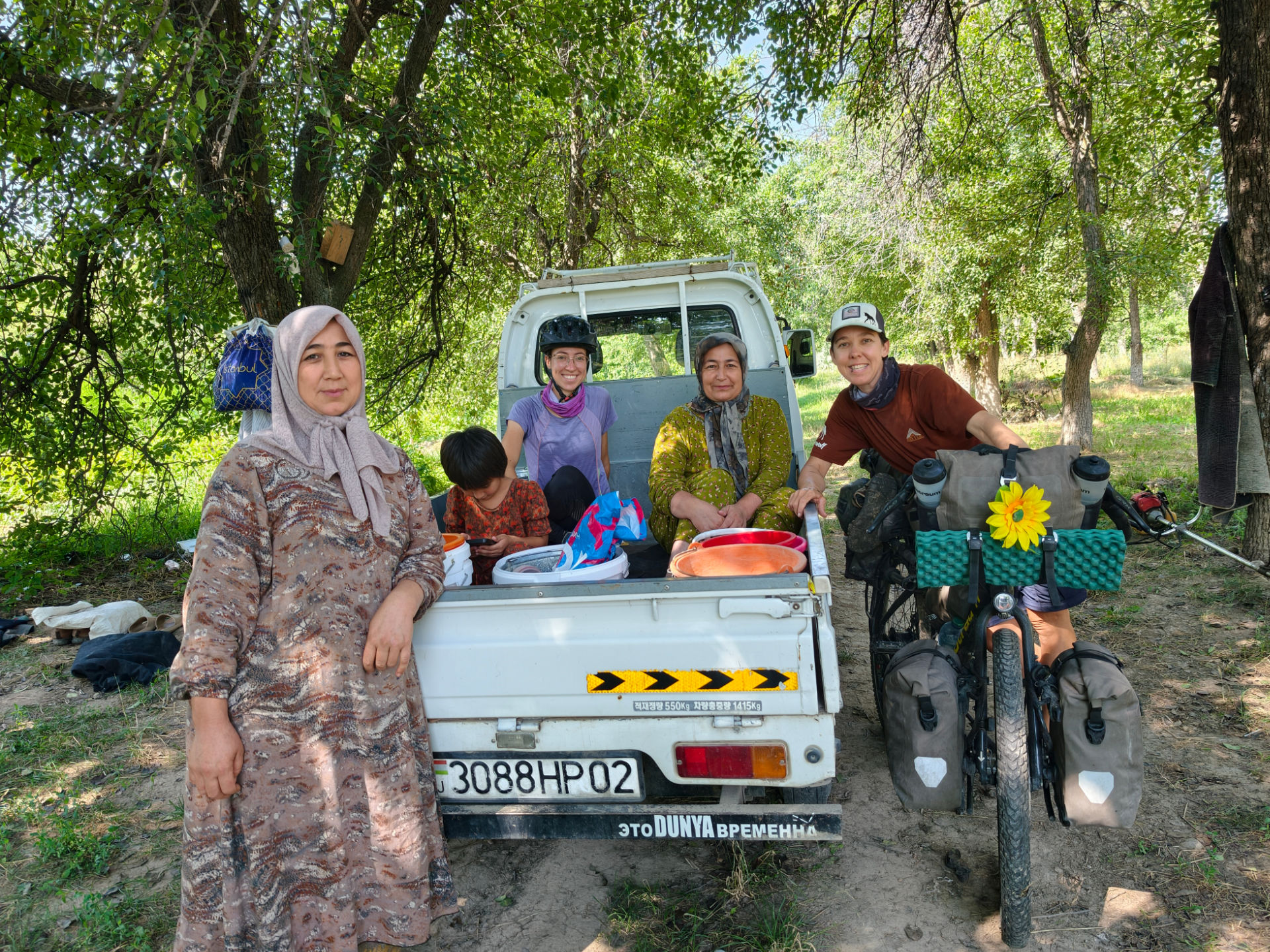 Die erste Nacht in Tadschikistan verbringen wir im Obst– und Gemüsegarten dieser Familie und für den Vitaminhaushalt wurde auch gleich gesorgt.