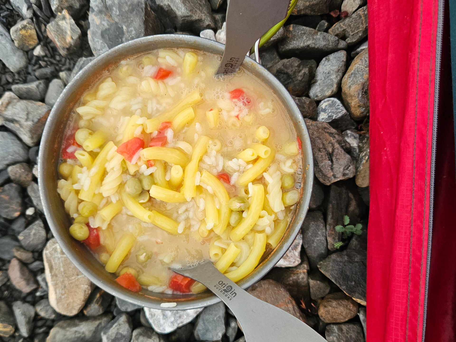 Ein klassisches Restlessen aus zweierlei Nudeln, Reis, Tomaten und Mais.