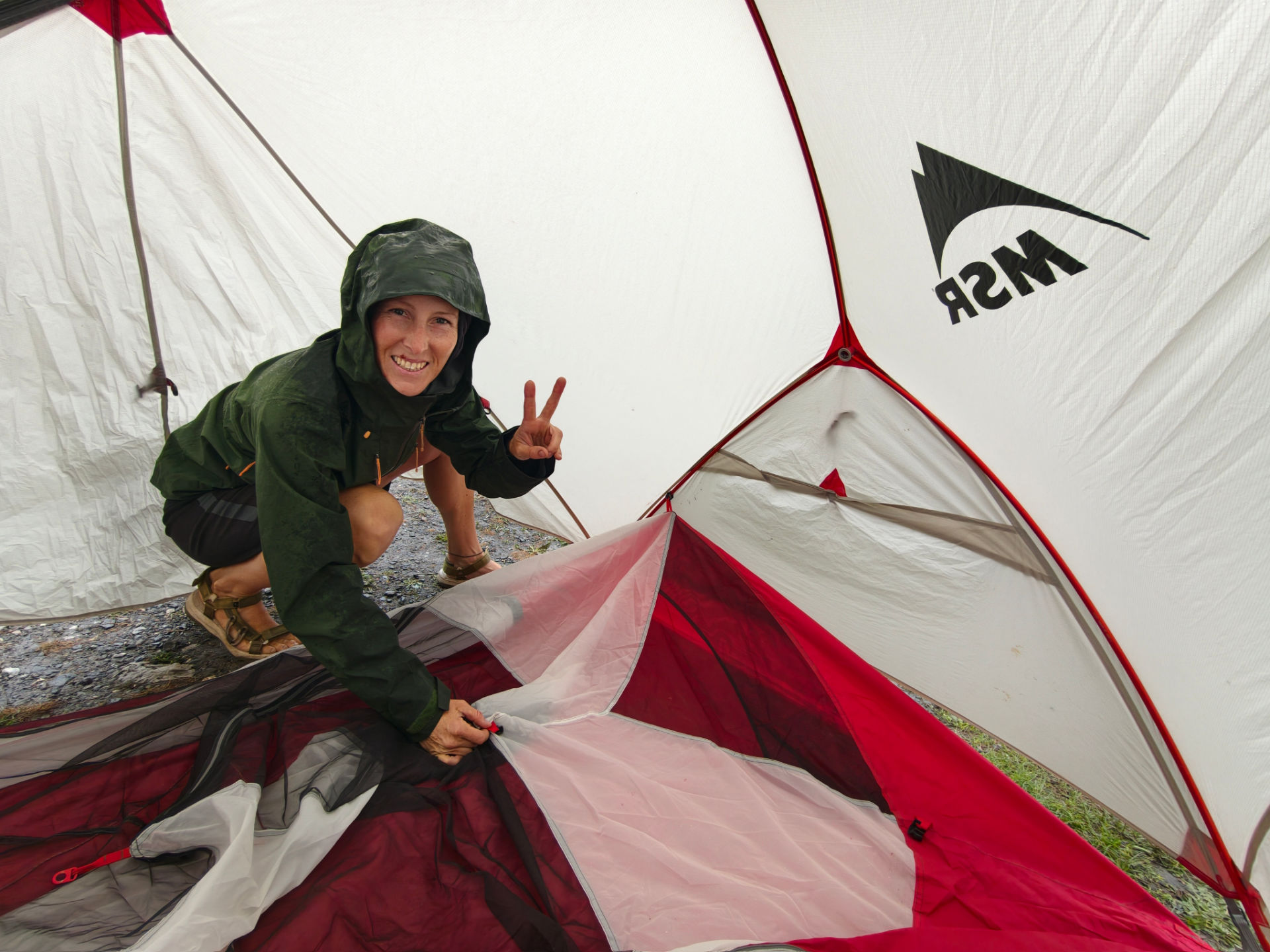 Das MSR Hubba Hubba lässt sich auch im strömenden Regen easy aufbauen! Einfach Innenzelt hinlegen, Stangen stecken und Überzelt zuerst einhängen – unser Shelter steht!