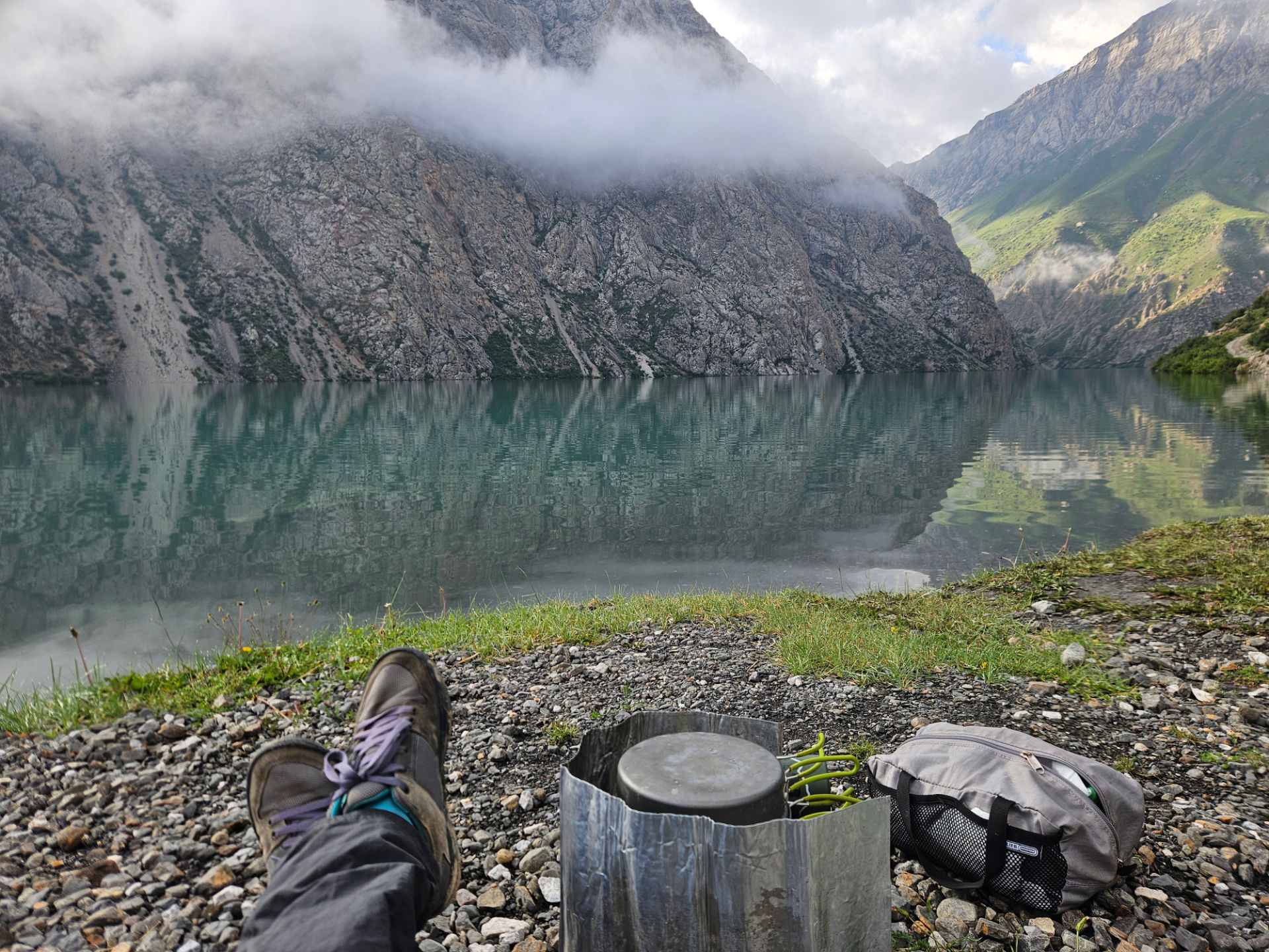 Der perfekte Frühstücksspot: Spiegelglattes Wasser am 7. See von Haftkul.