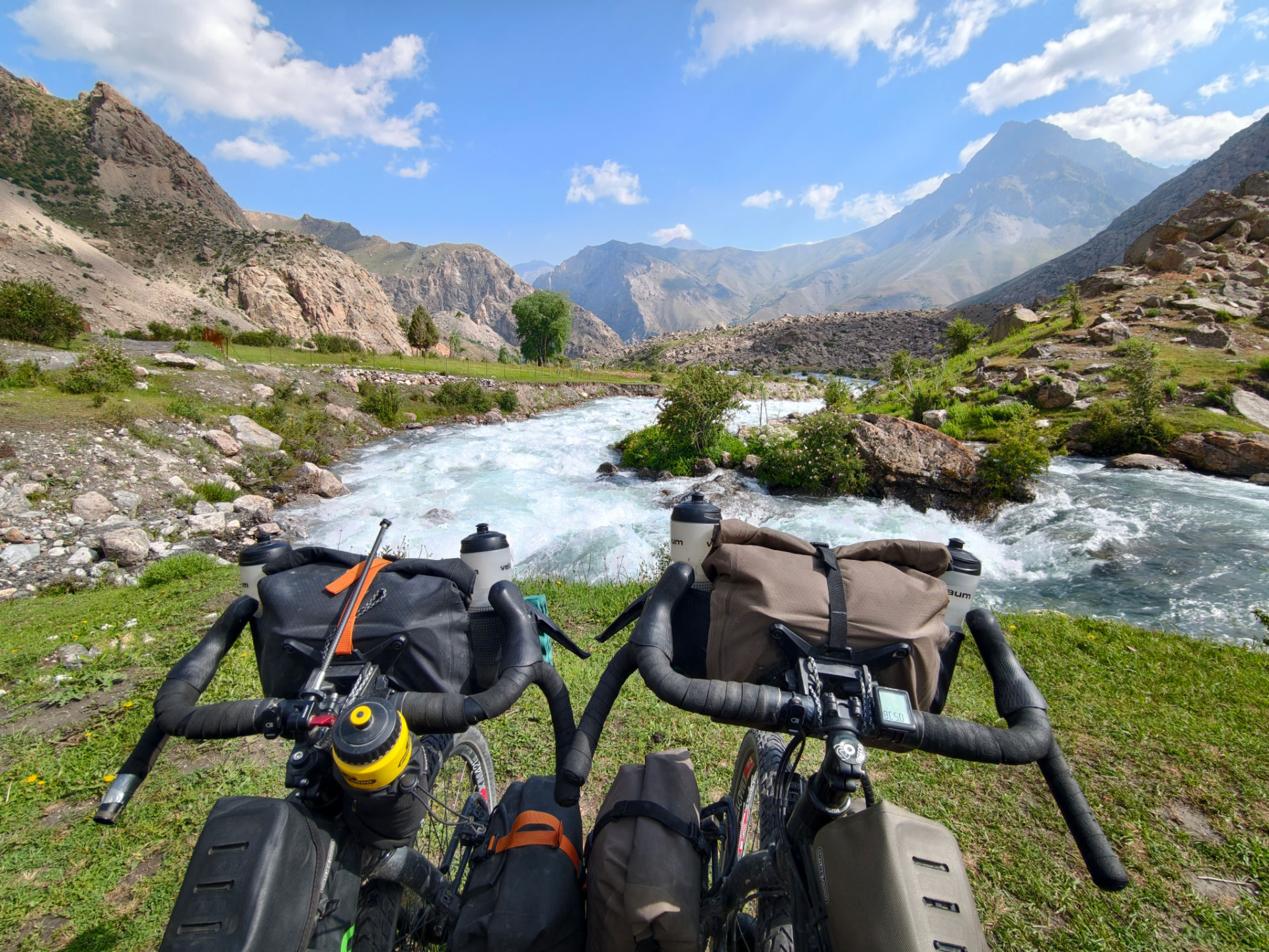 Die Packrafts bleiben heute lieber eingepackt – Wassermassen stürzen in dieser eindrucksvollen Landschaft Richtung Tal.