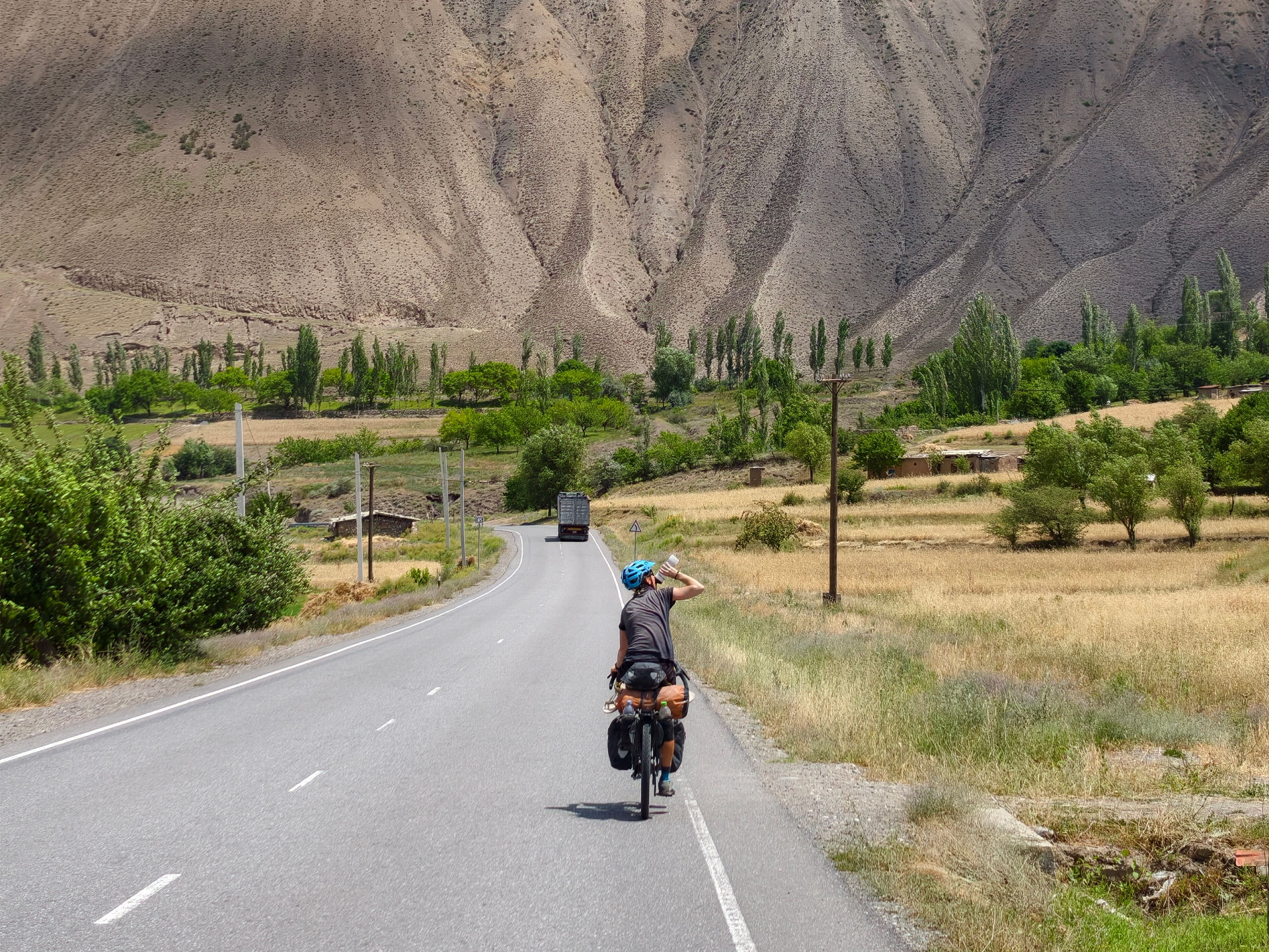 Der Weg in die Hauptstadt Dushanbe ist gespickt von atemberaubenden Ausblicken und wir schrauben uns immer weiter hinauf in die Berge.