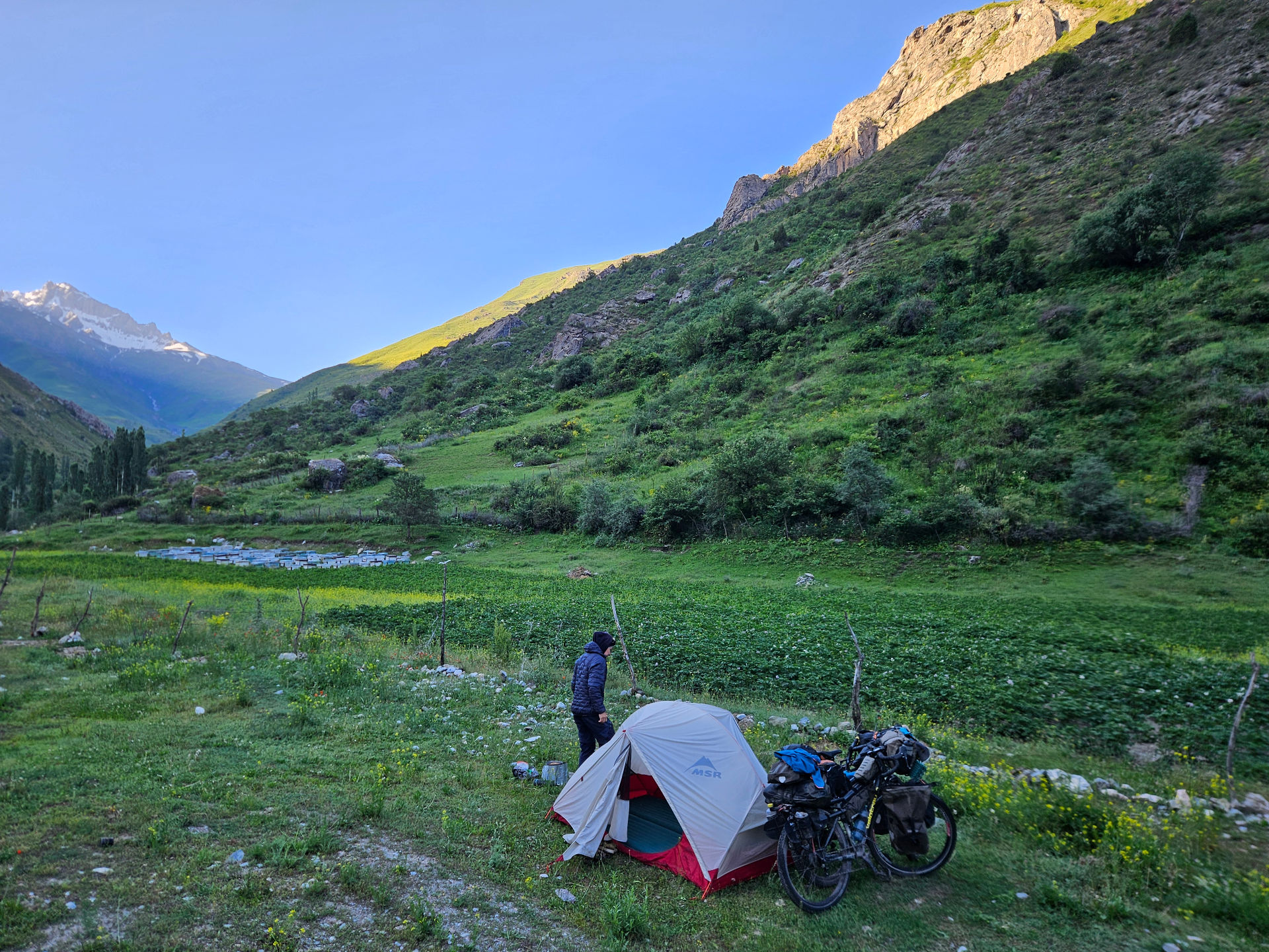 Mit Ausblick auf den Aufstieg des kommenden Tages kuscheln wir uns bei perfekten Campingbedingungen ins Zelt.