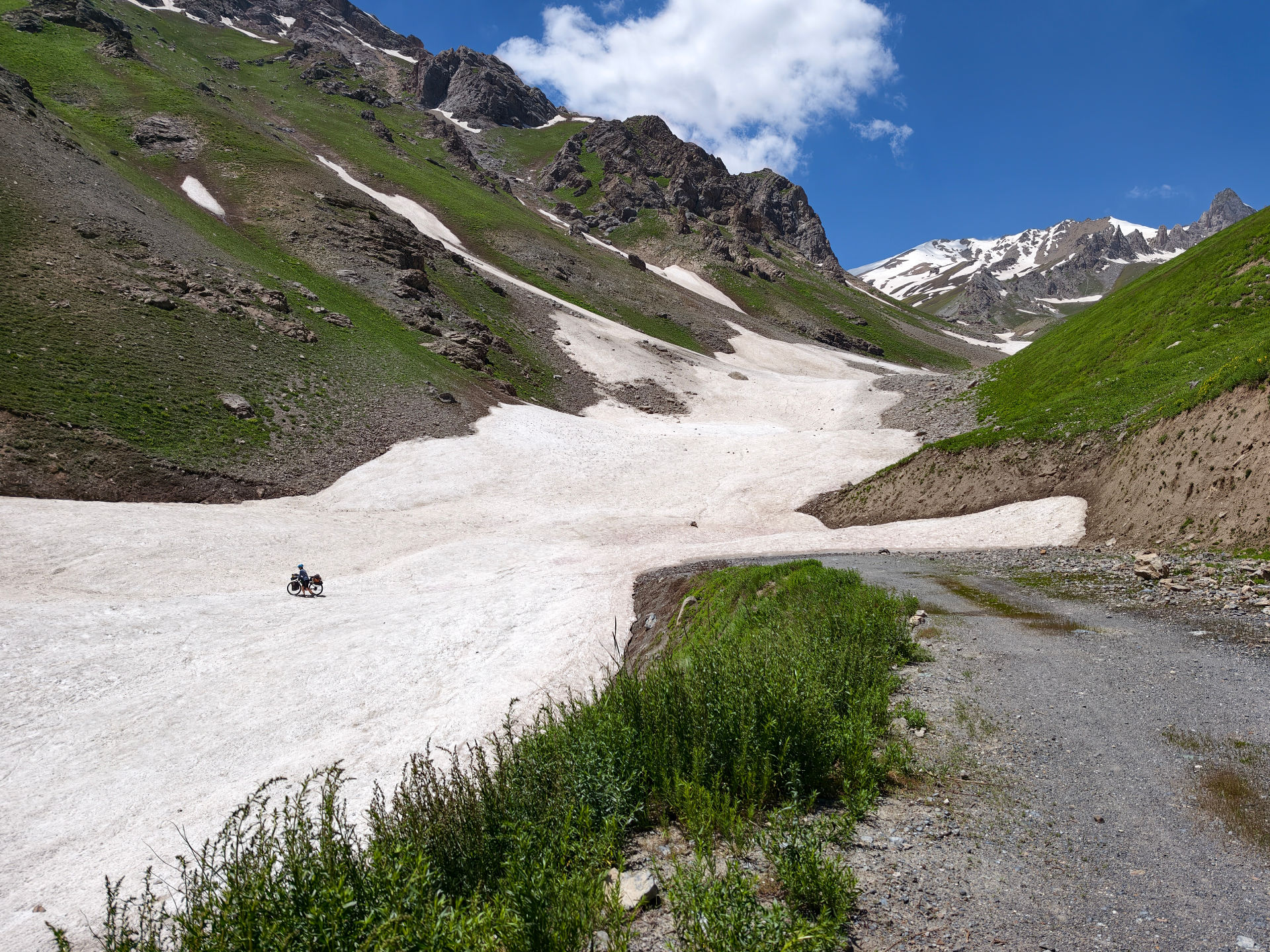Am Weg zum Anzob-Pass queren wir im Sommer breite Schneefelder, die auf einen sehr schneereichen Winter zurückschließen lassen.