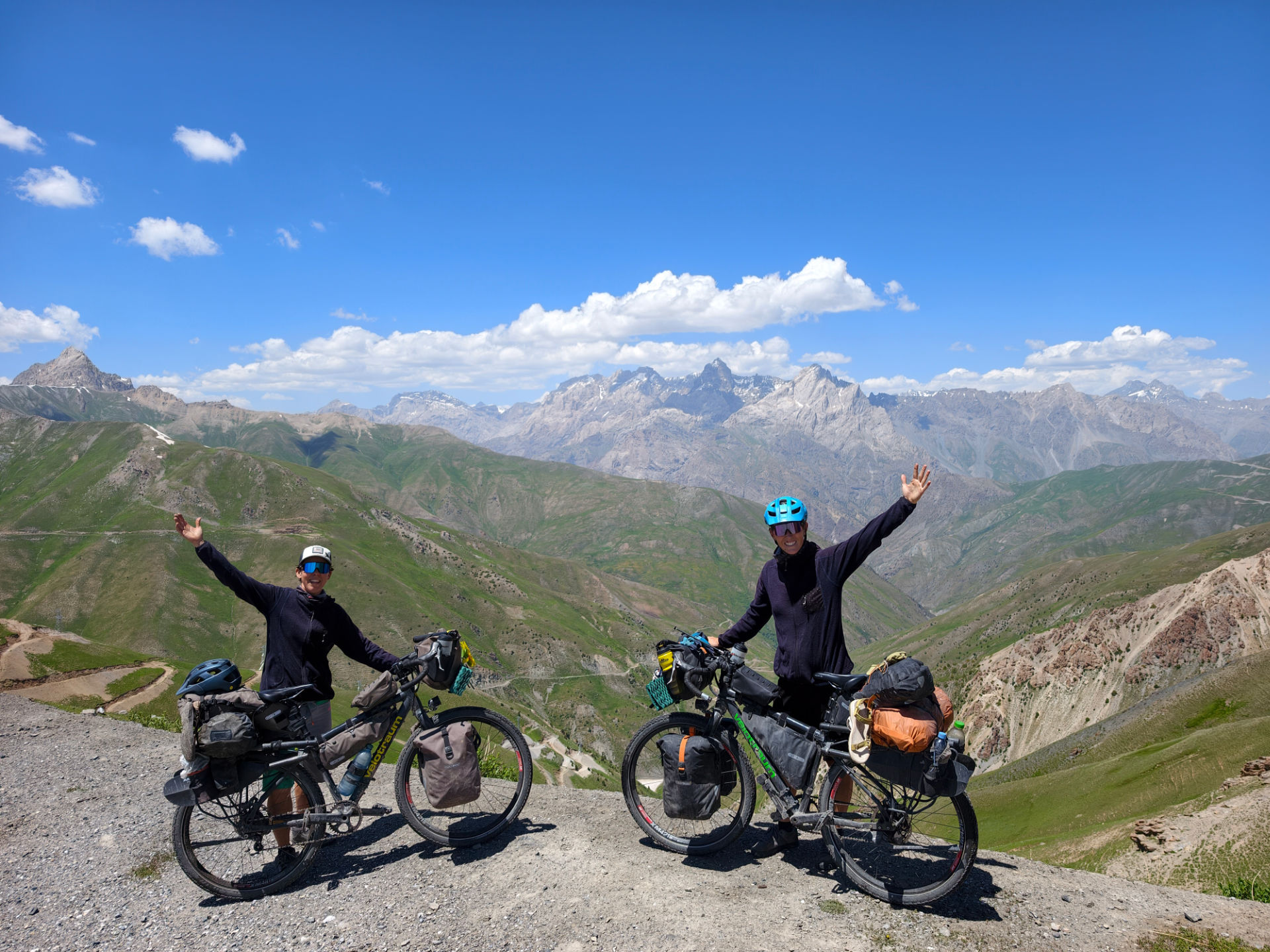 Anzob-Pass 3.337 m – wir sind stolz auf uns, genießen die kühle Luft und beschließen kurzerhand die Nacht hier oben zu verbringen.