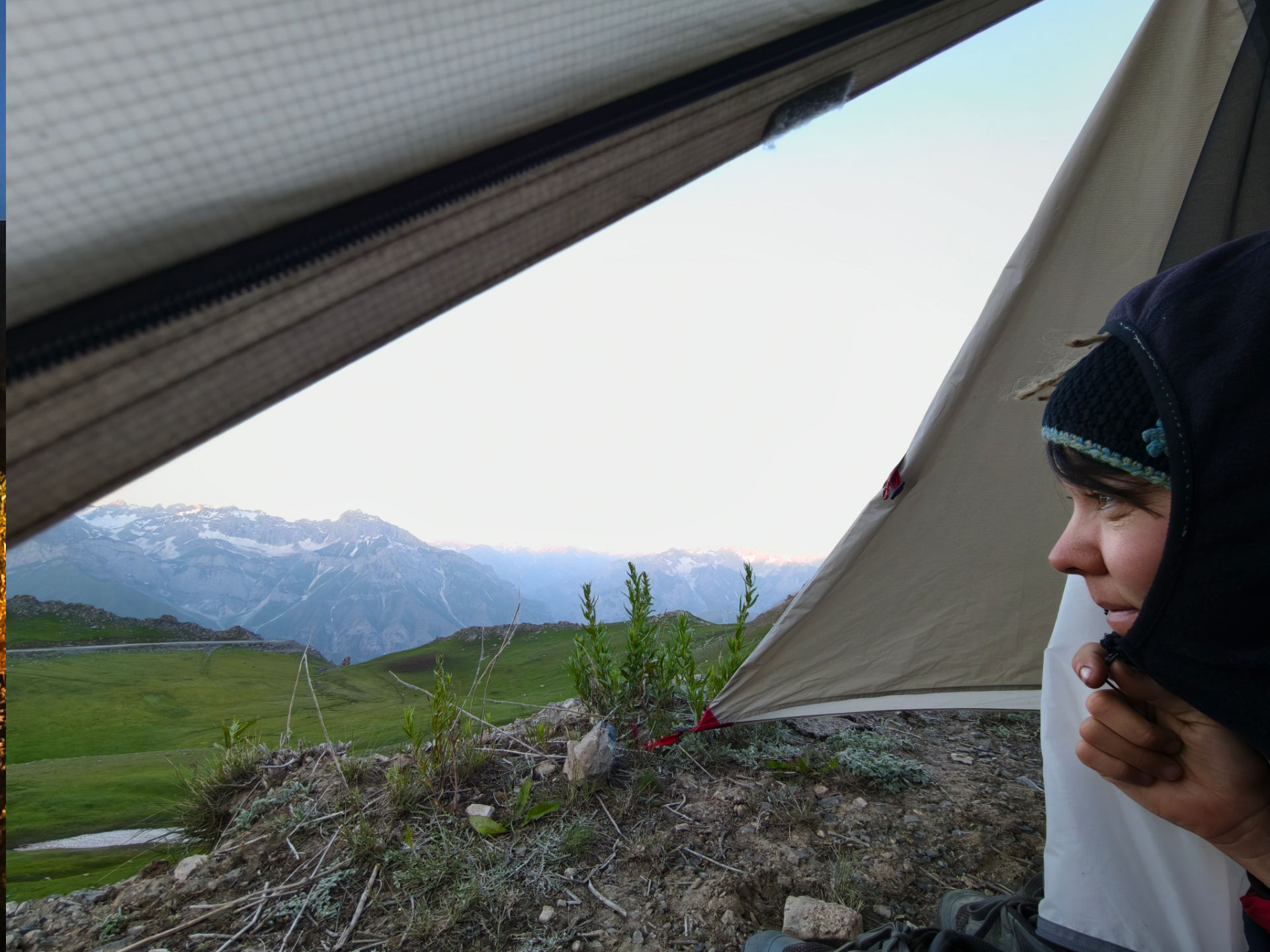 Einfach nur in die Gegend schauen – morgens um halb sieben am Anzob-Pass.