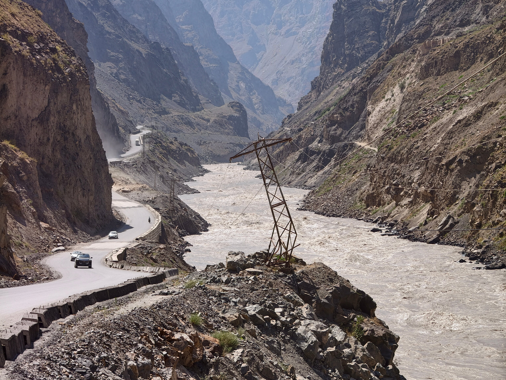 Der Pamir Highway schlängelt sich zu Beginn am Fluss Panj an der afghanischen Grenze entlang und führt später hoch über die Berge.