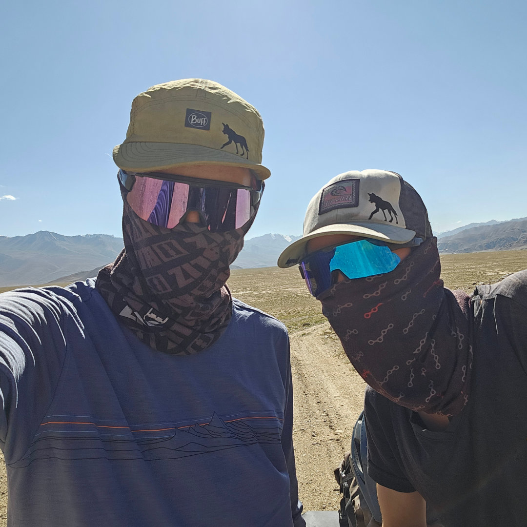 Schlauchschal, Kappe und Sonnenbrille sind unsere treuesten Begleiter – besonders auf 4.000 m, wenn uns die Sonne unbarmherzig grillt.