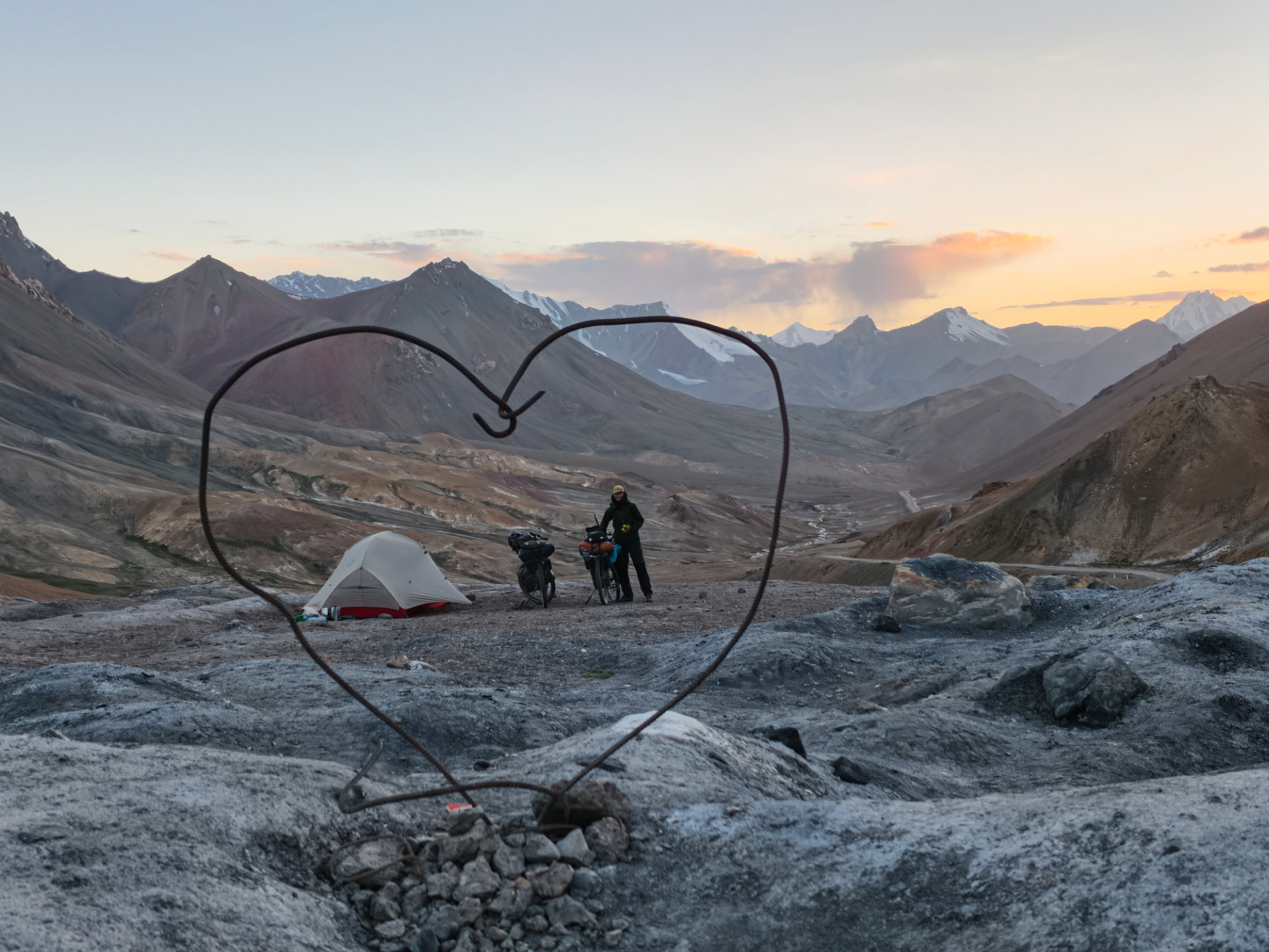 Der bisher höchste Campspot unserer Reise auf dem 4.655 m hohen Ak-Baital Pass.