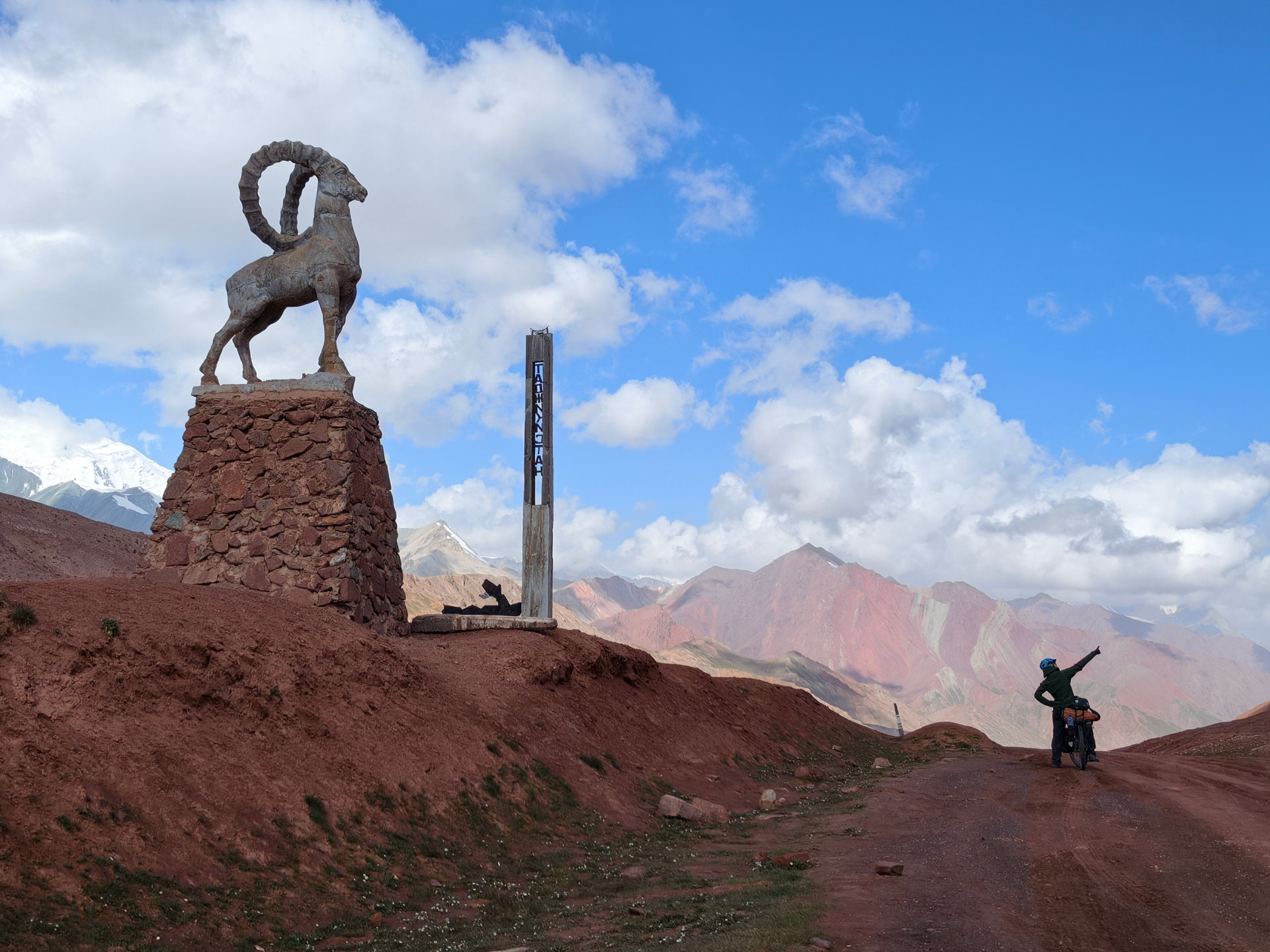 Über den Kyzyl-Art-Pass auf 4.282 m geht es weiter nach Kirgistan.
