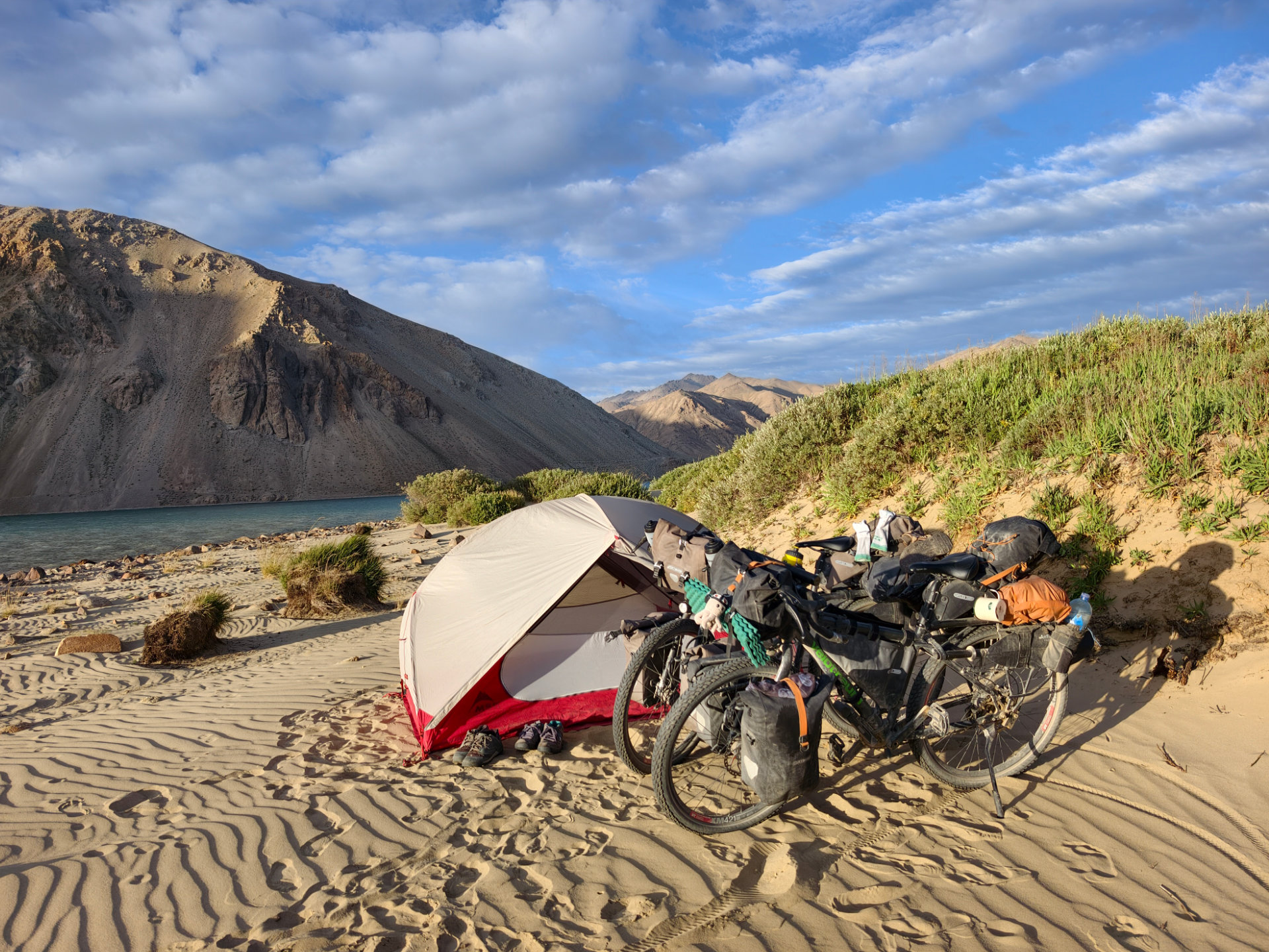 Camping am Jaschilkul-See, bevor wir am nächsten Morgen die Packrafts zu Wasser lassen.