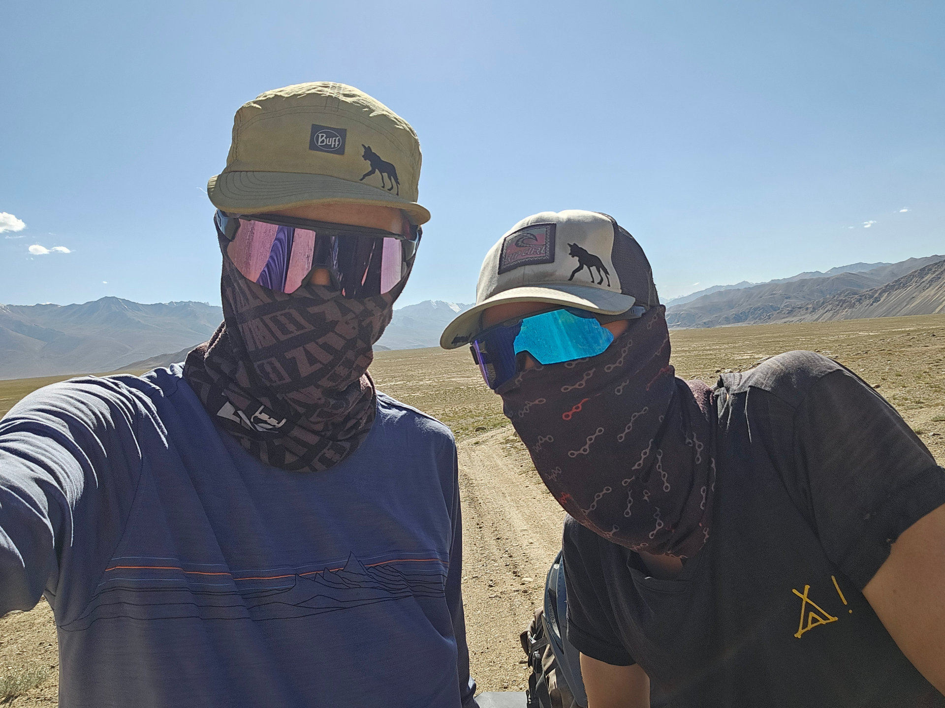 Schlauchschal, Kappe und Sonnenbrille sind unsere treuesten Begleiter – besonders auf 4.000 m, wenn uns die Sonne unbarmherzig grillt.