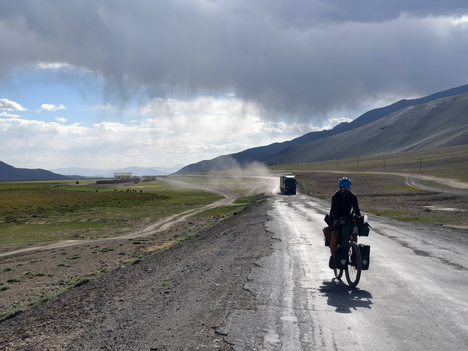Der Schwerverkehr schiebt sich über die zum Teil sehr brüchigen Straßen bis nach China.
