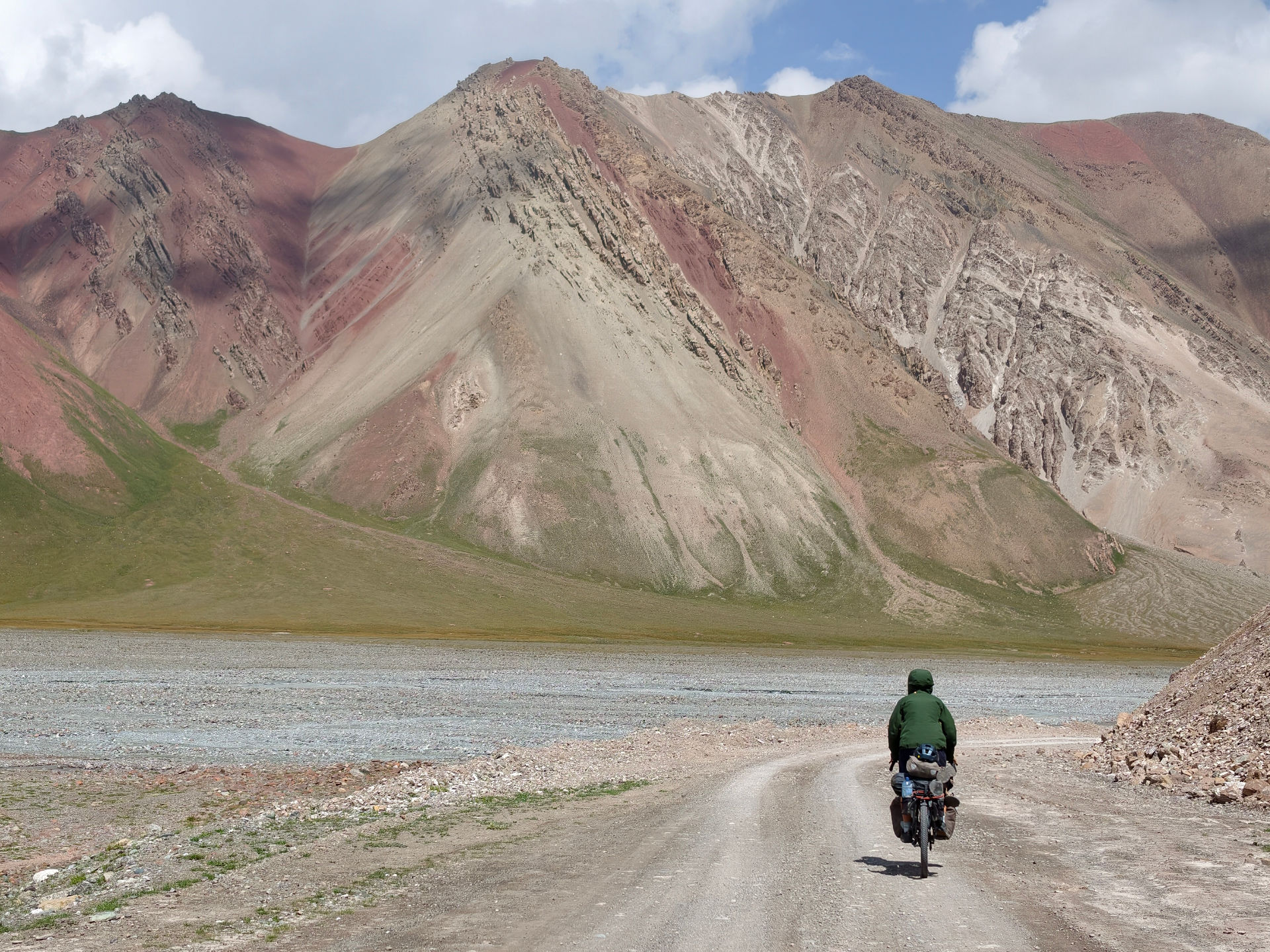Grenzpass zwischen Tadschikistan und Kirgisistan: Die Abfahrt vom Kyzyl-Art Pass bietet uns ein unglaubliches Farbenspiel.
