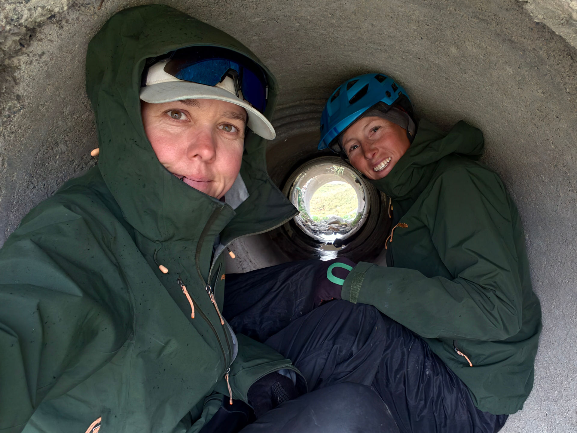 Kleine Tunnel unter den Straßen bieten uns Schutz vor den Hagelstürmen am Tossor-Pass.